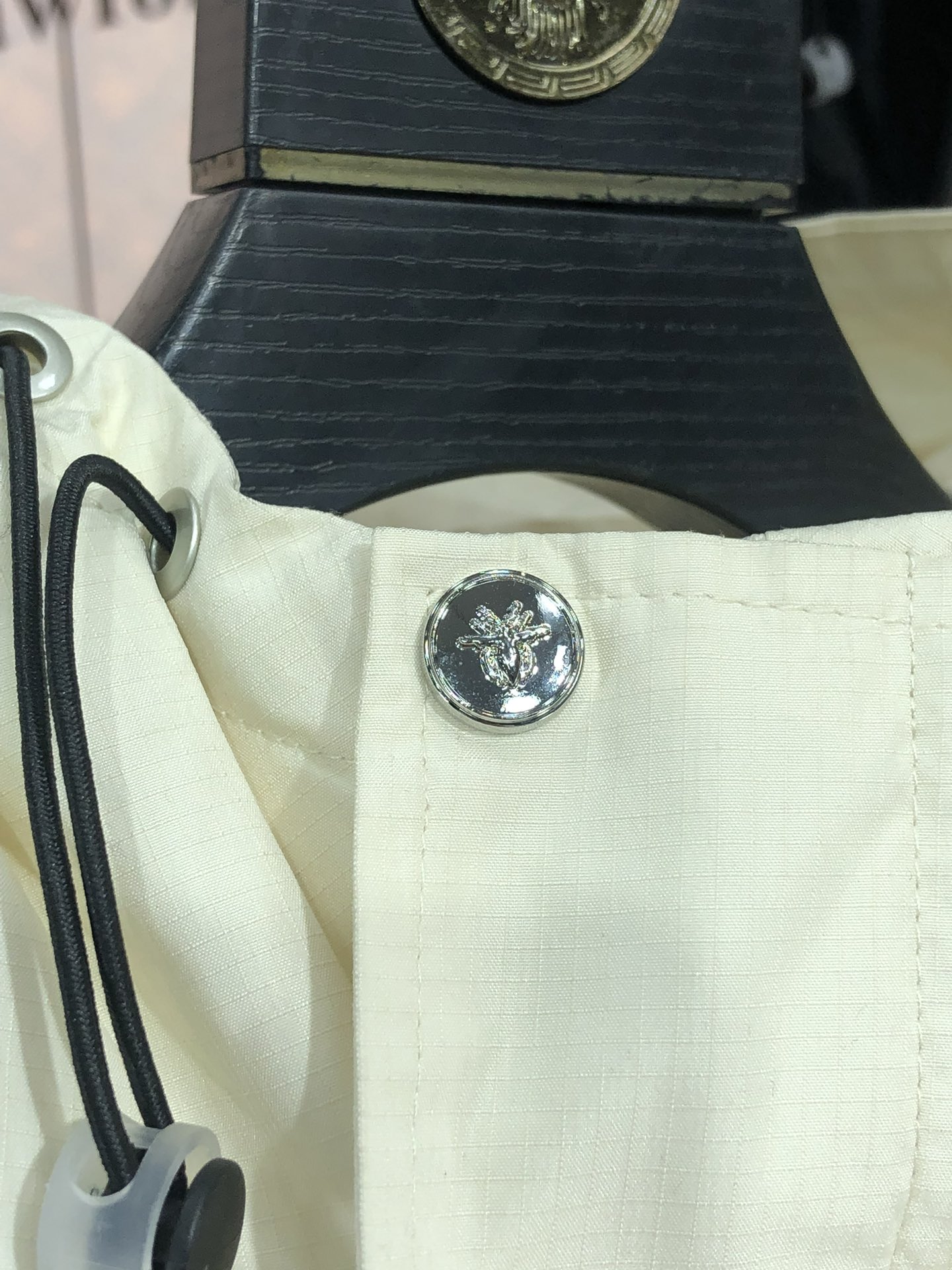 。Dior。新品发售夹克外套，休闲日常穿搭！上身修饰身形、将时装美学和新都市商务休闲概念完美融合，通体将