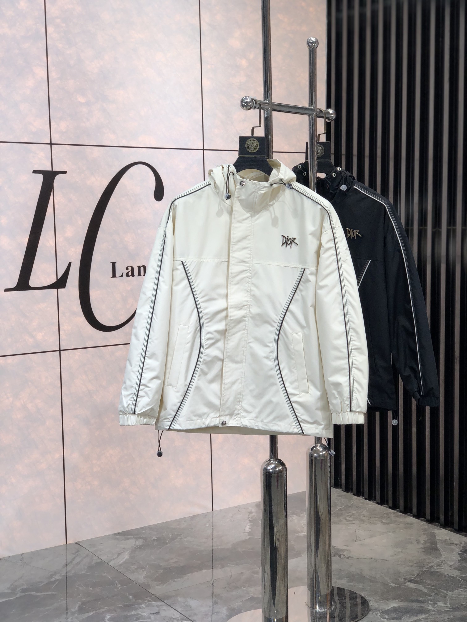 。Dior。新品发售夹克外套，休闲日常穿搭！上身修饰身形、将时装美学和新都市商务休闲概念完美融合，通体将