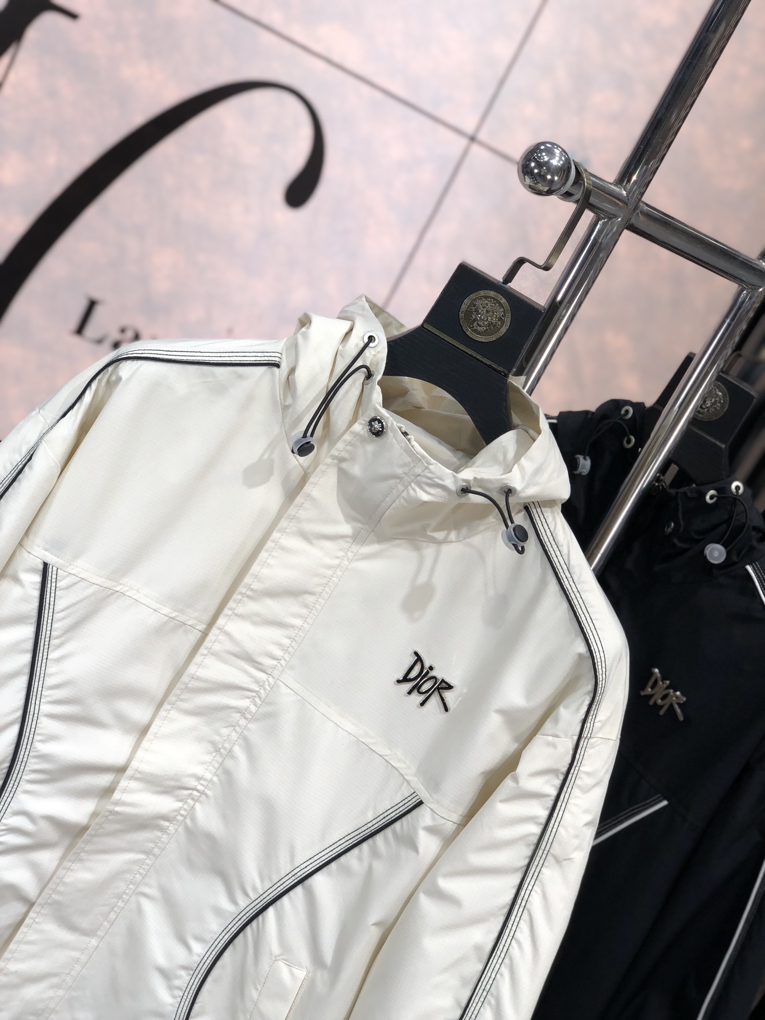 。Dior。新品发售夹克外套，休闲日常穿搭！上身修饰身形、将时装美学和新都市商务休闲概念完美融合，通体将