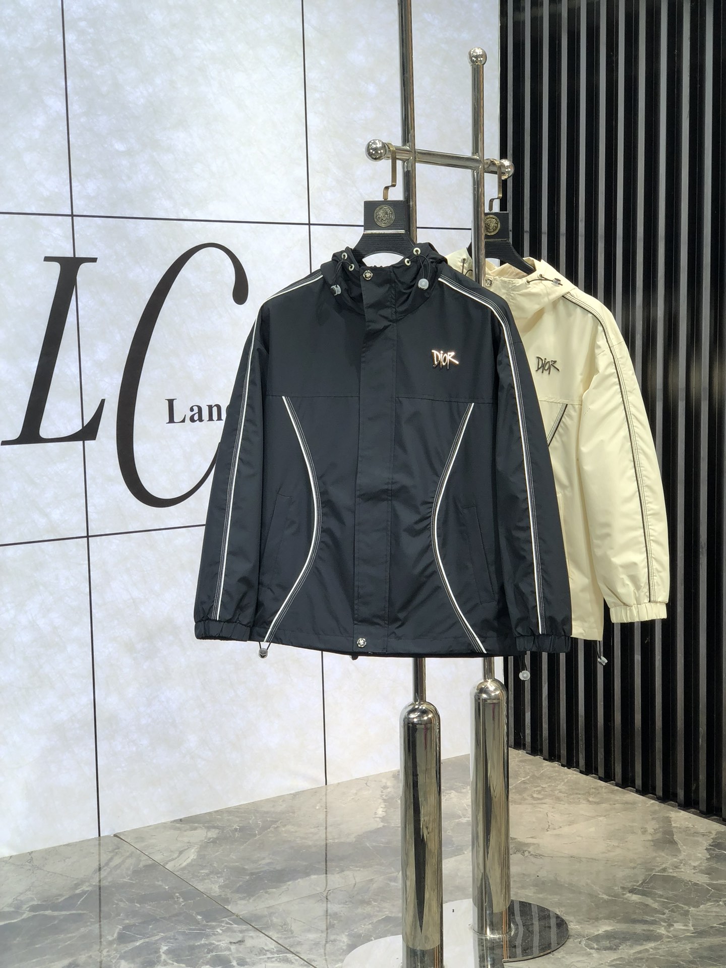 。Dior。新品发售夹克外套，休闲日常穿搭！上身修饰身形、将时装美学和新都市商务休闲概念完美融合，通体将