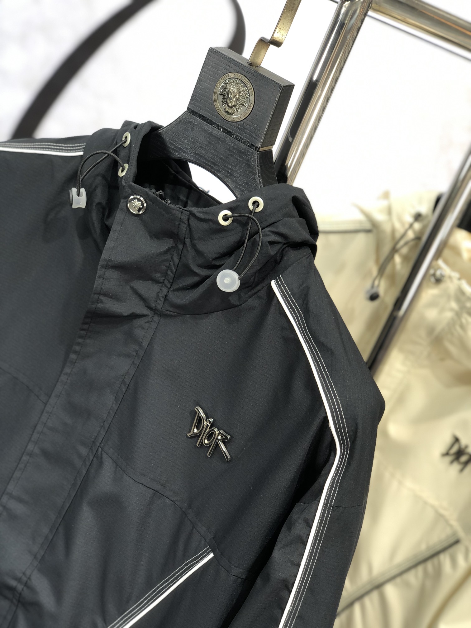 。Dior。新品发售夹克外套，休闲日常穿搭！上身修饰身形、将时装美学和新都市商务休闲概念完美融合，通体将
