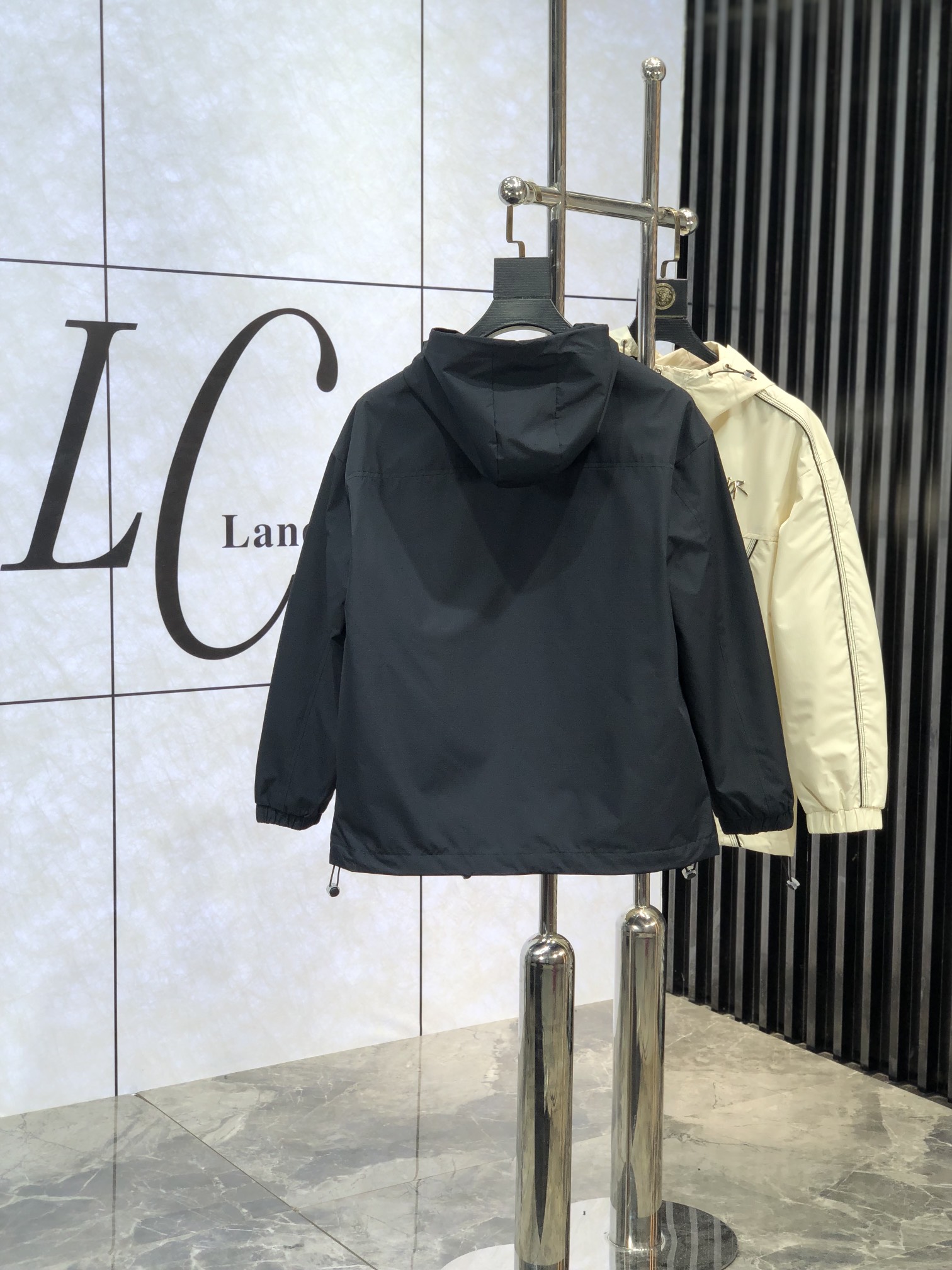 。Dior。新品发售夹克外套，休闲日常穿搭！上身修饰身形、将时装美学和新都市商务休闲概念完美融合，通体将