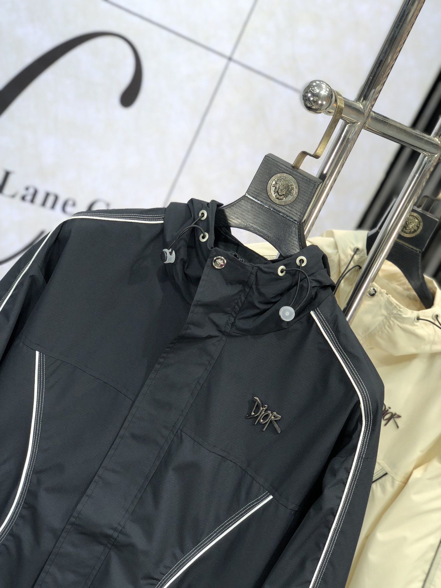 。Dior。新品发售夹克外套，休闲日常穿搭！上身修饰身形、将时装美学和新都市商务休闲概念完美融合，通体将