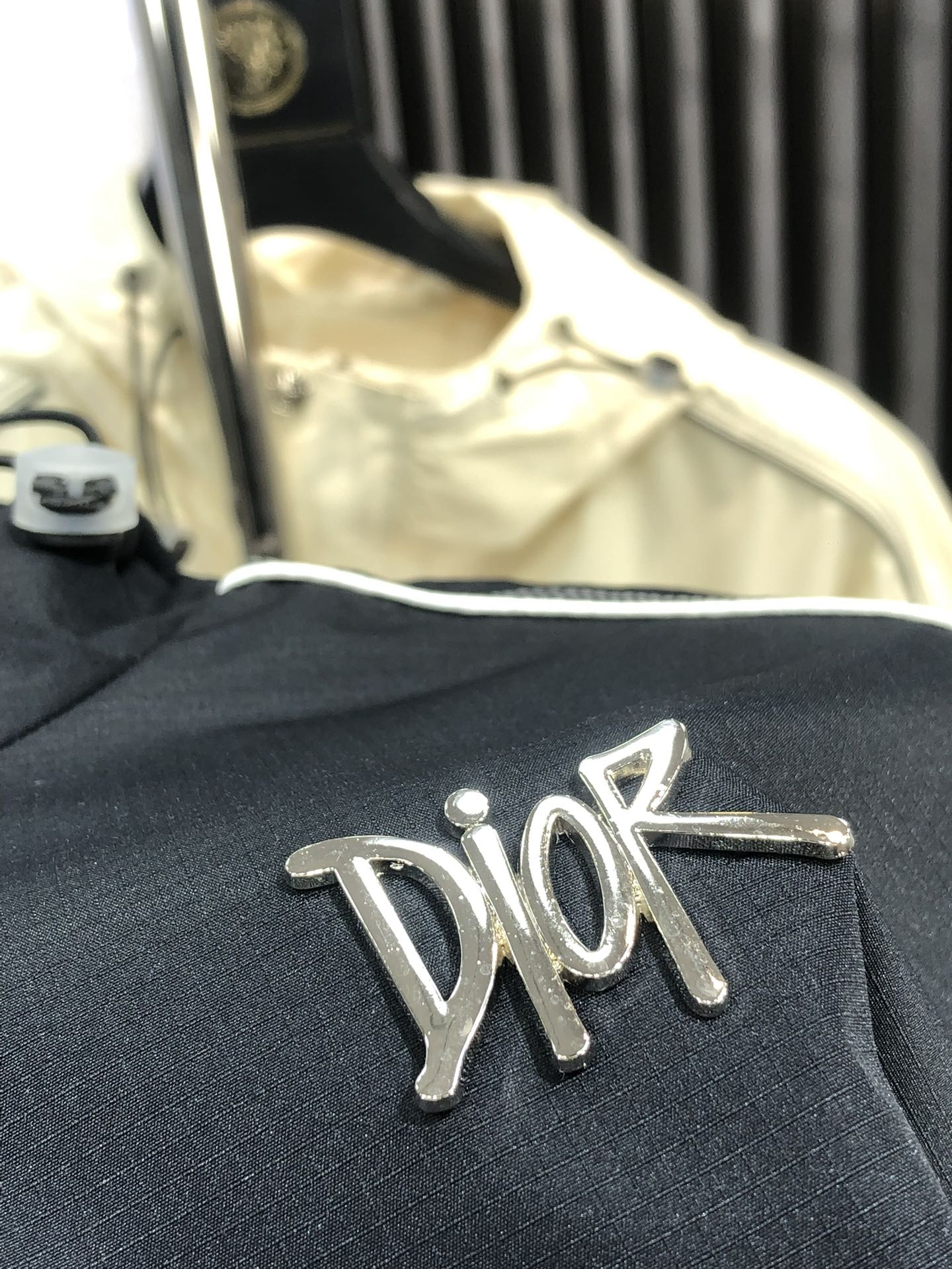 。Dior。新品发售夹克外套，休闲日常穿搭！上身修饰身形、将时装美学和新都市商务休闲概念完美融合，通体将