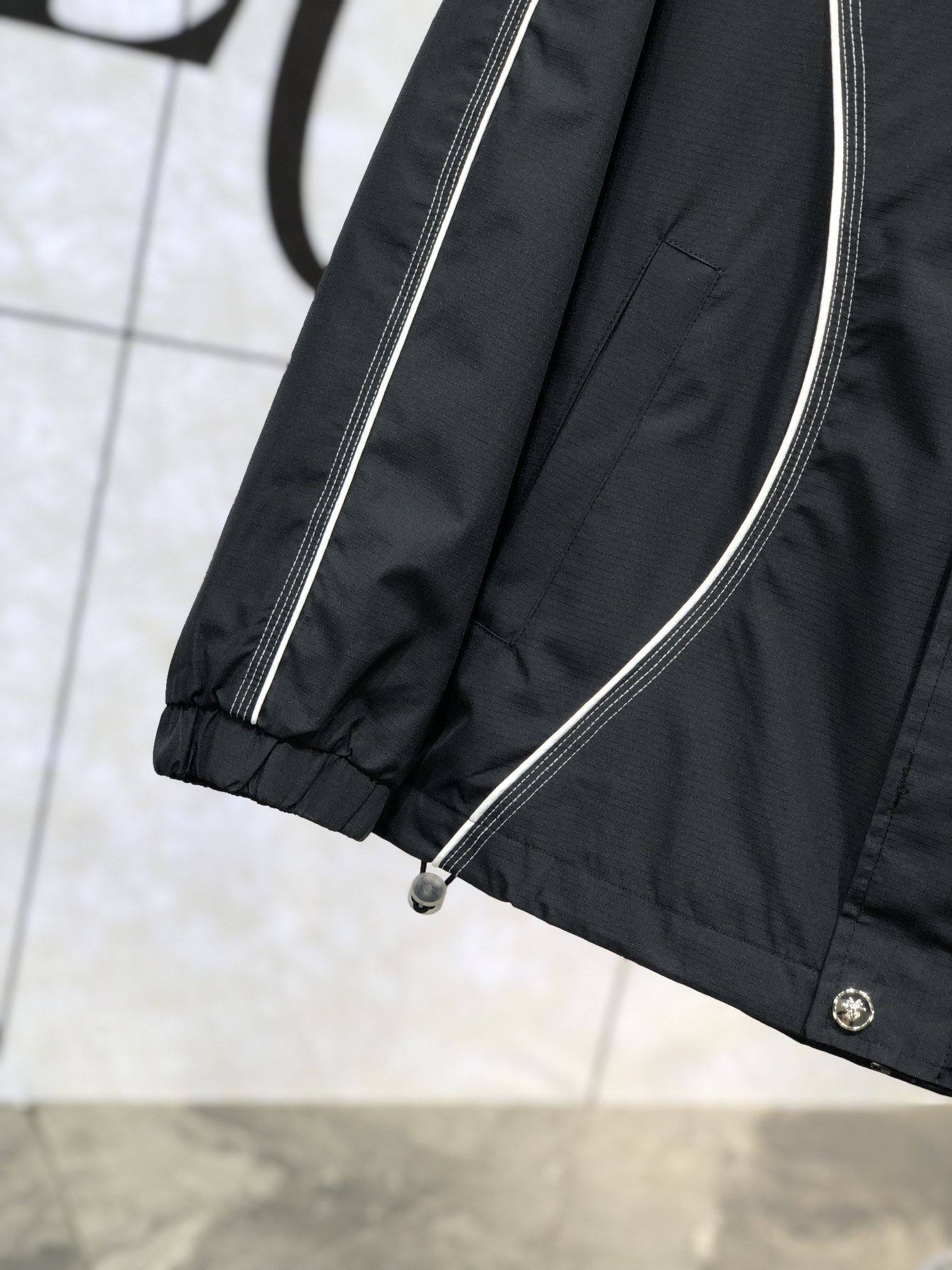 。Dior。新品发售夹克外套，休闲日常穿搭！上身修饰身形、将时装美学和新都市商务休闲概念完美融合，通体将