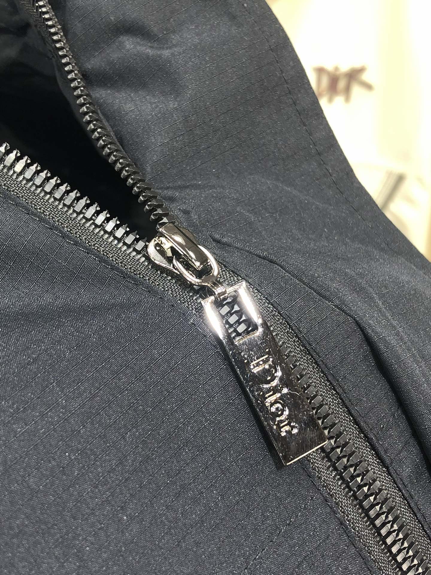 。Dior。新品发售夹克外套，休闲日常穿搭！上身修饰身形、将时装美学和新都市商务休闲概念完美融合，通体将