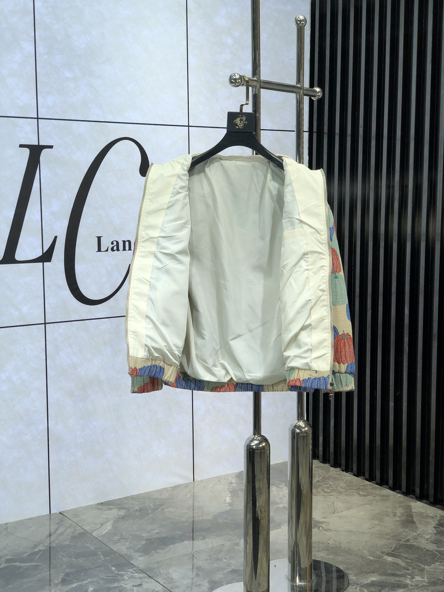 。LV 。新品发售夹克外套，休闲日常穿搭！上身修饰身形、将时装美学和新都市商务休闲概念完美融合，通体将意