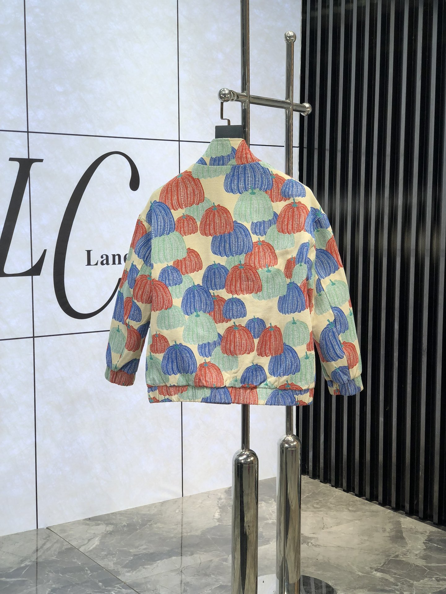 。LV 。新品发售夹克外套，休闲日常穿搭！上身修饰身形、将时装美学和新都市商务休闲概念完美融合，通体将意