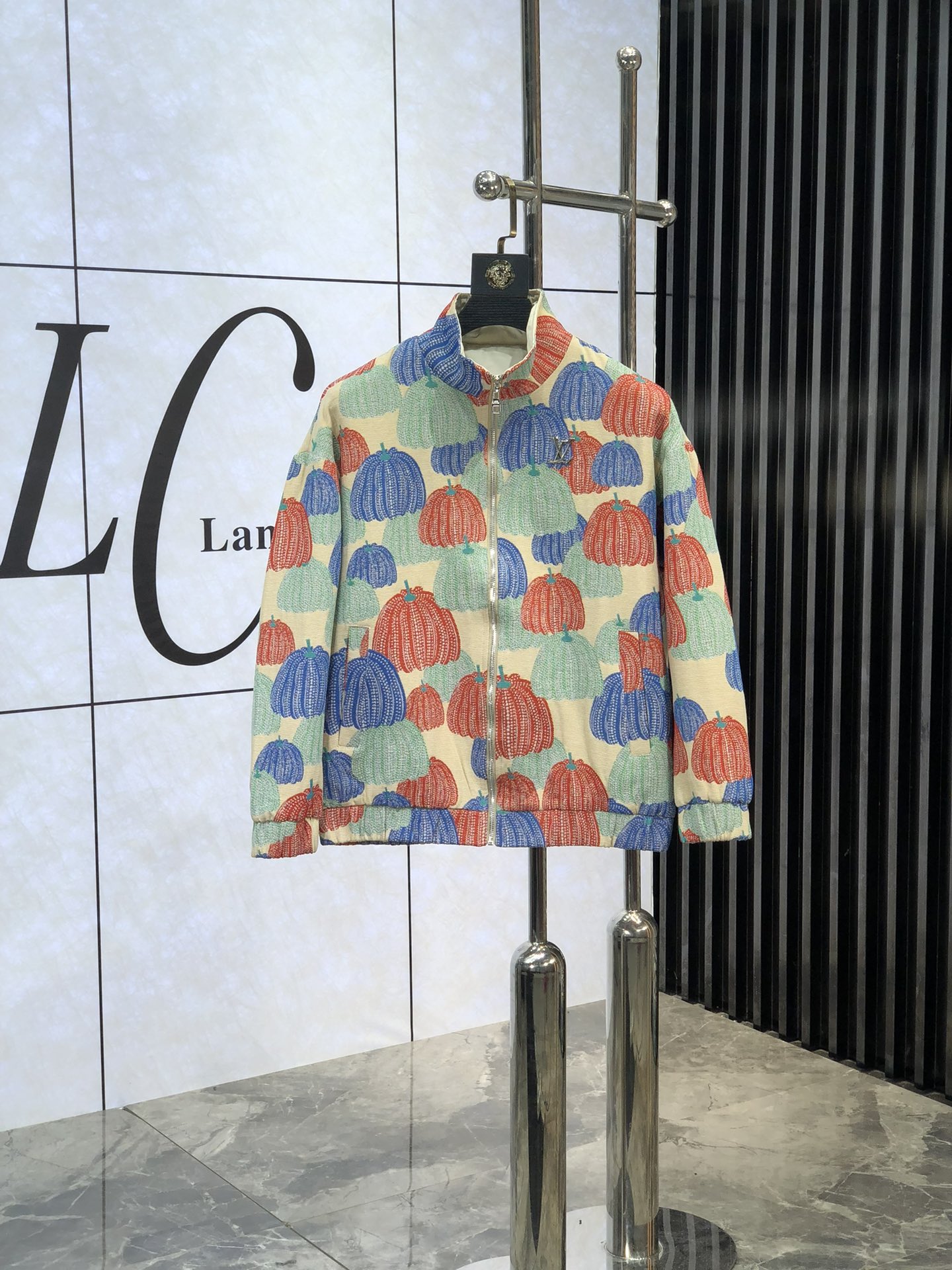 。LV 。新品发售夹克外套，休闲日常穿搭！上身修饰身形、将时装美学和新都市商务休闲概念完美融合，通体将意