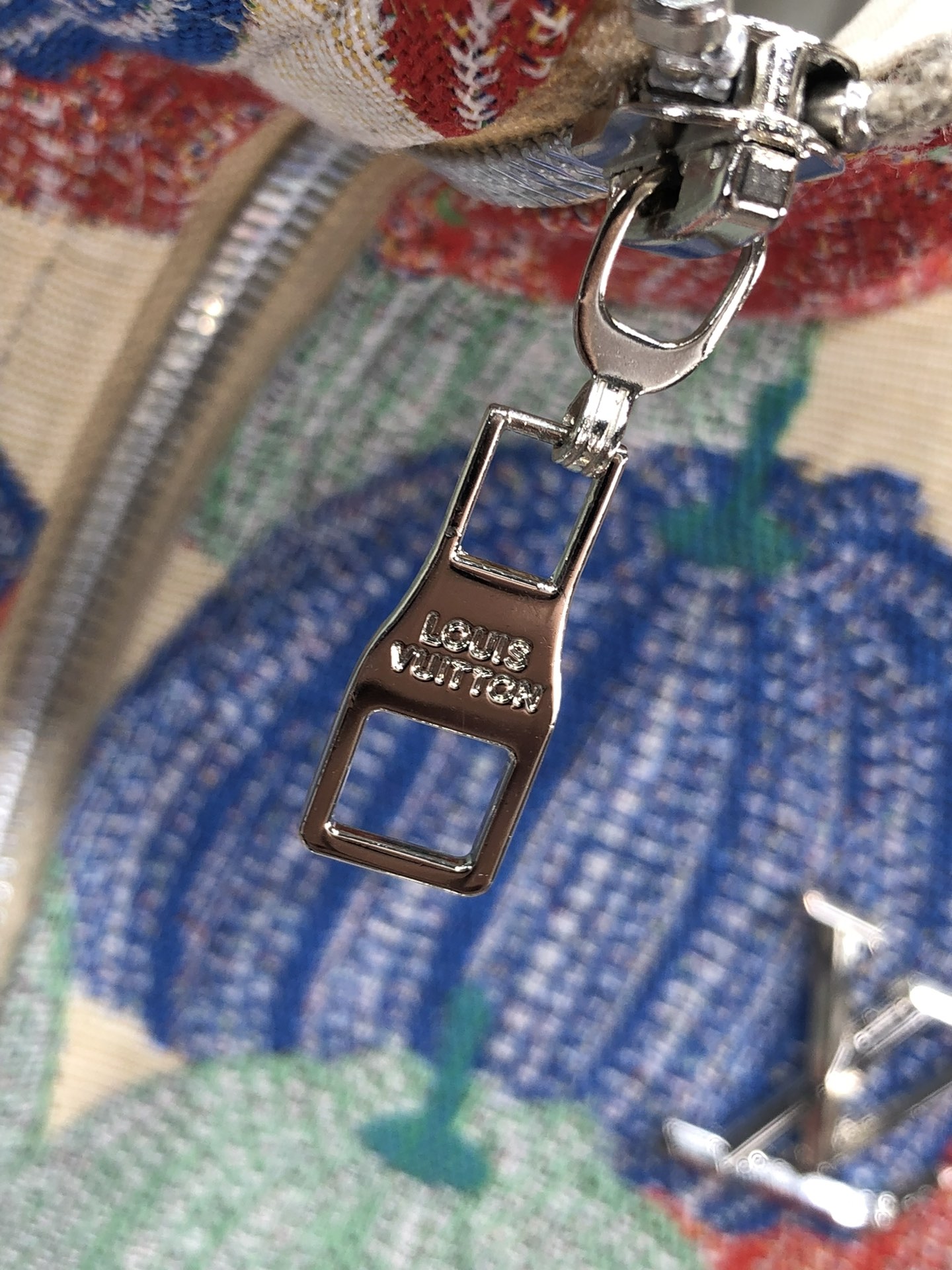 。LV 。新品发售夹克外套，休闲日常穿搭！上身修饰身形、将时装美学和新都市商务休闲概念完美融合，通体将意