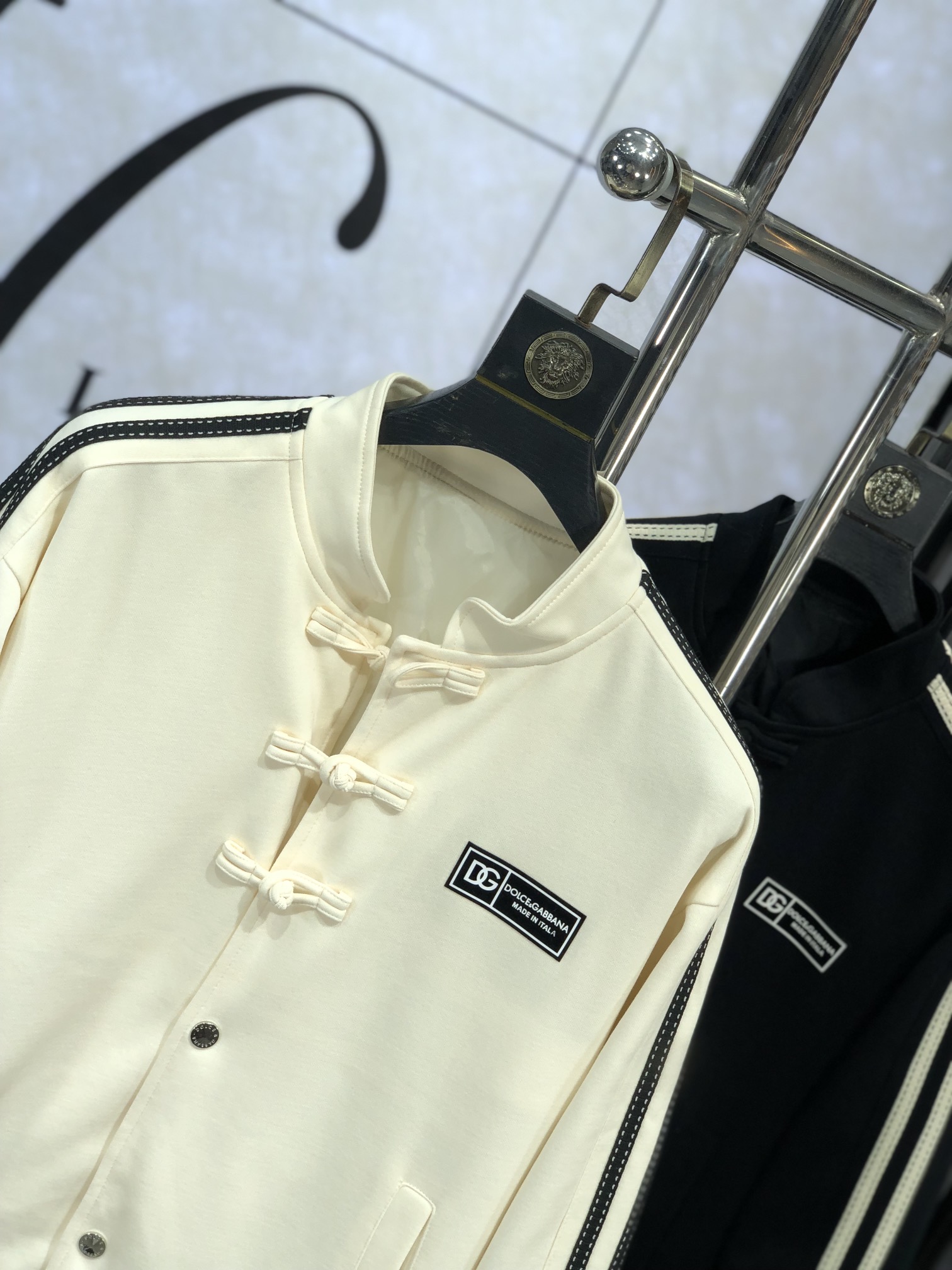 。D&G。新品发售夹克外套，休闲日常穿搭！上身修饰身形、将时装美学和新都市商务休闲概念完美融合，通体将意