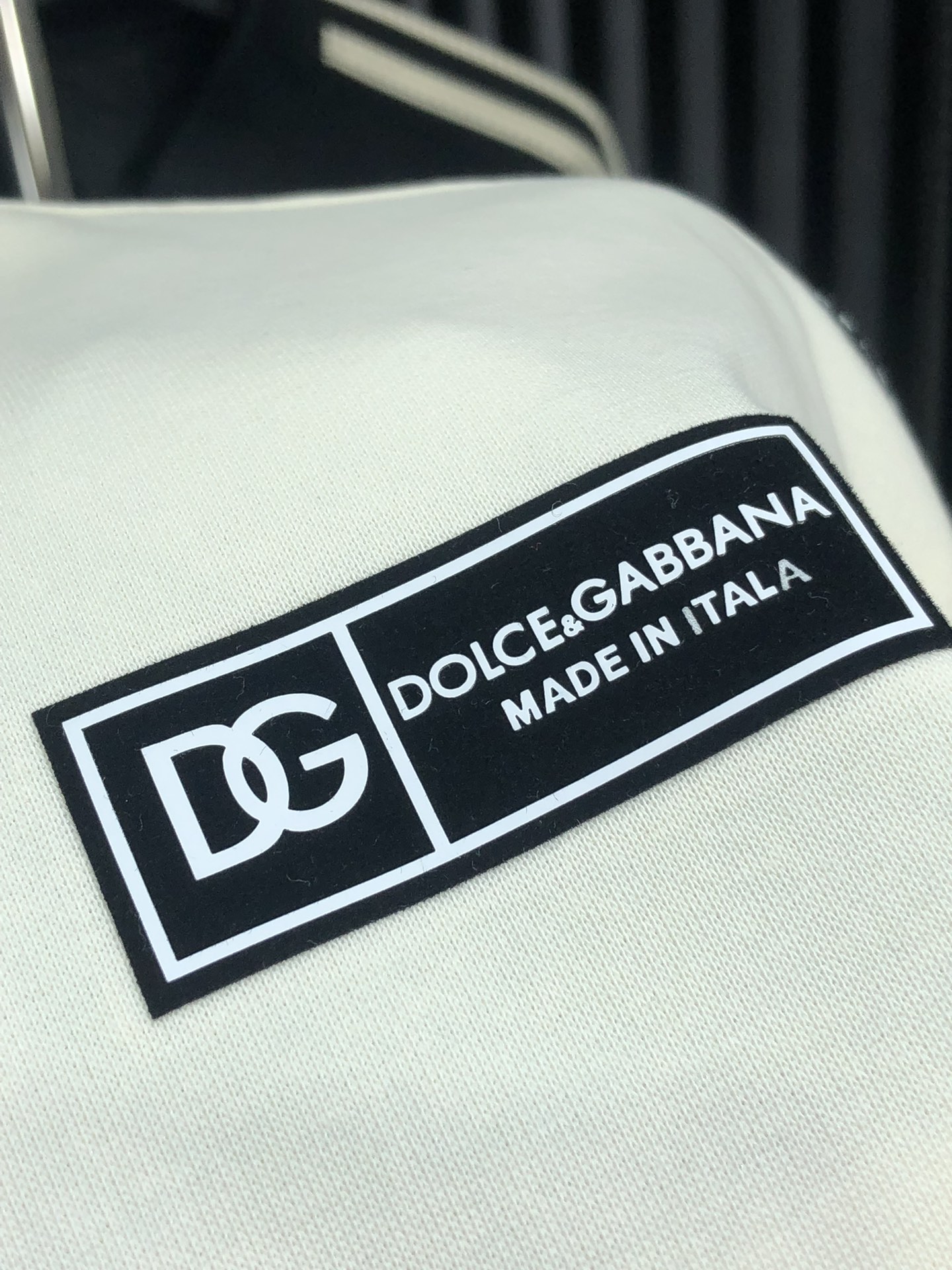 。D&G。新品发售夹克外套，休闲日常穿搭！上身修饰身形、将时装美学和新都市商务休闲概念完美融合，通体将意
