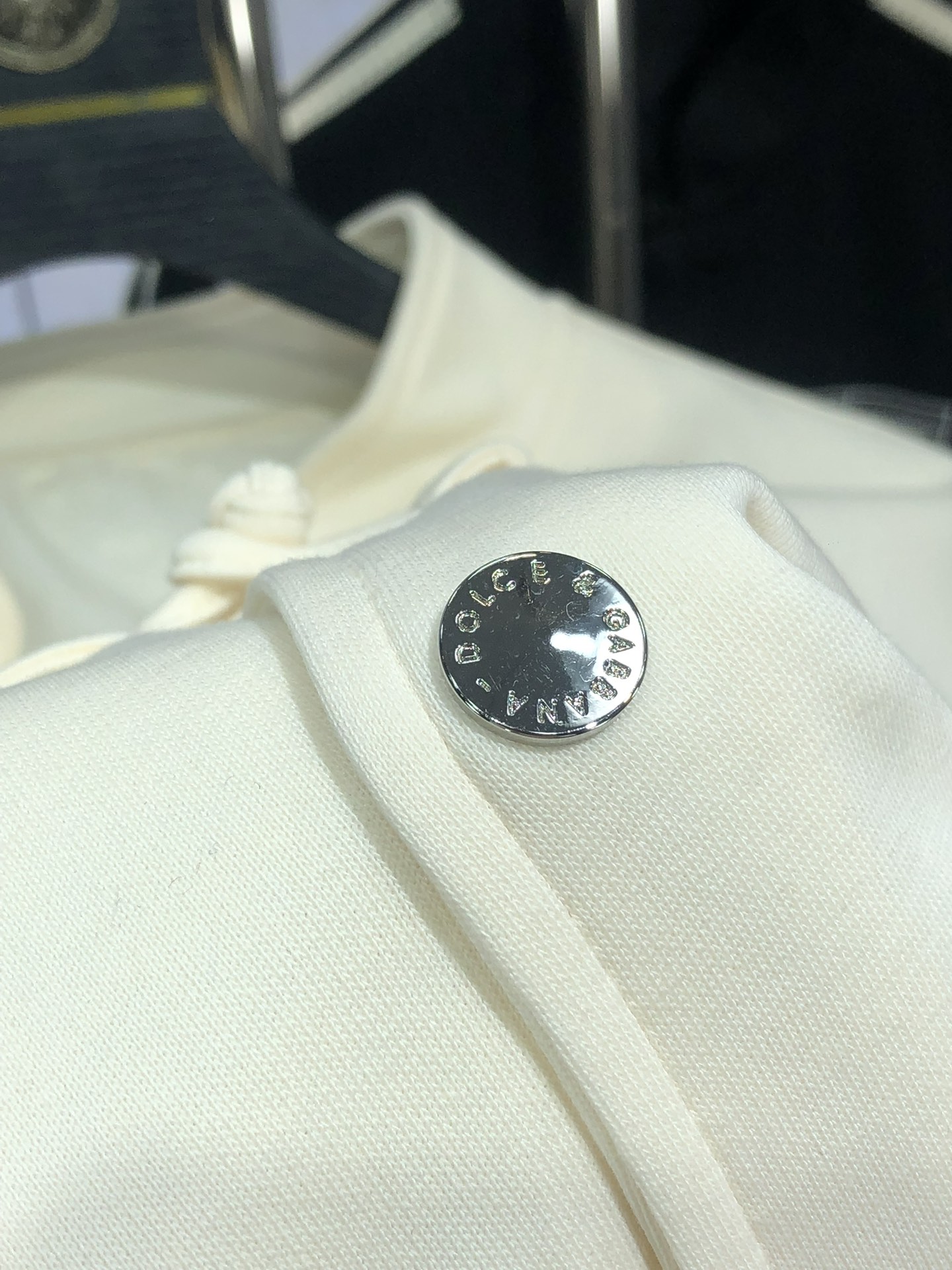 。D&G。新品发售夹克外套，休闲日常穿搭！上身修饰身形、将时装美学和新都市商务休闲概念完美融合，通体将意