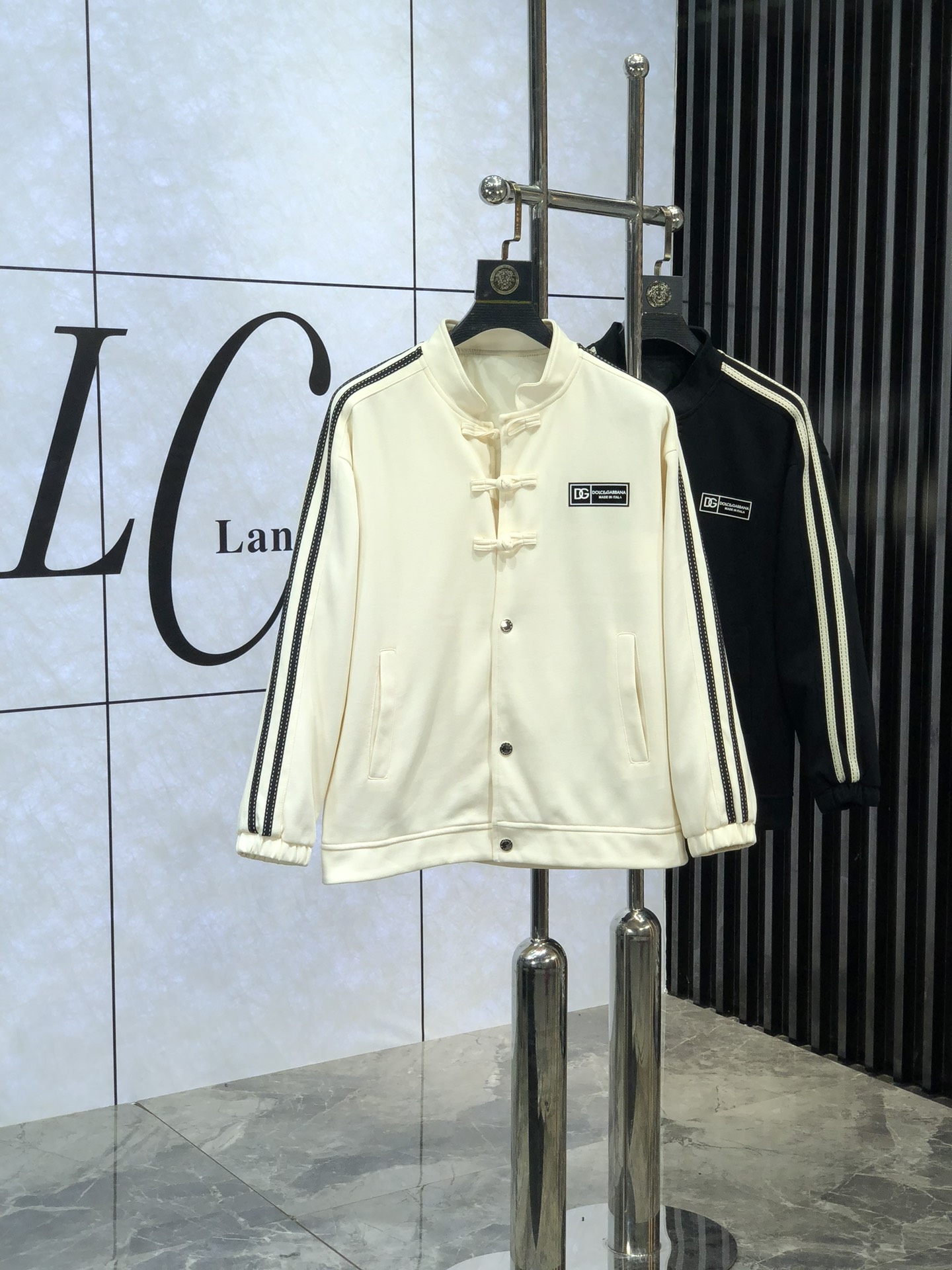 。D&G。新品发售夹克外套，休闲日常穿搭！上身修饰身形、将时装美学和新都市商务休闲概念完美融合，通体将意