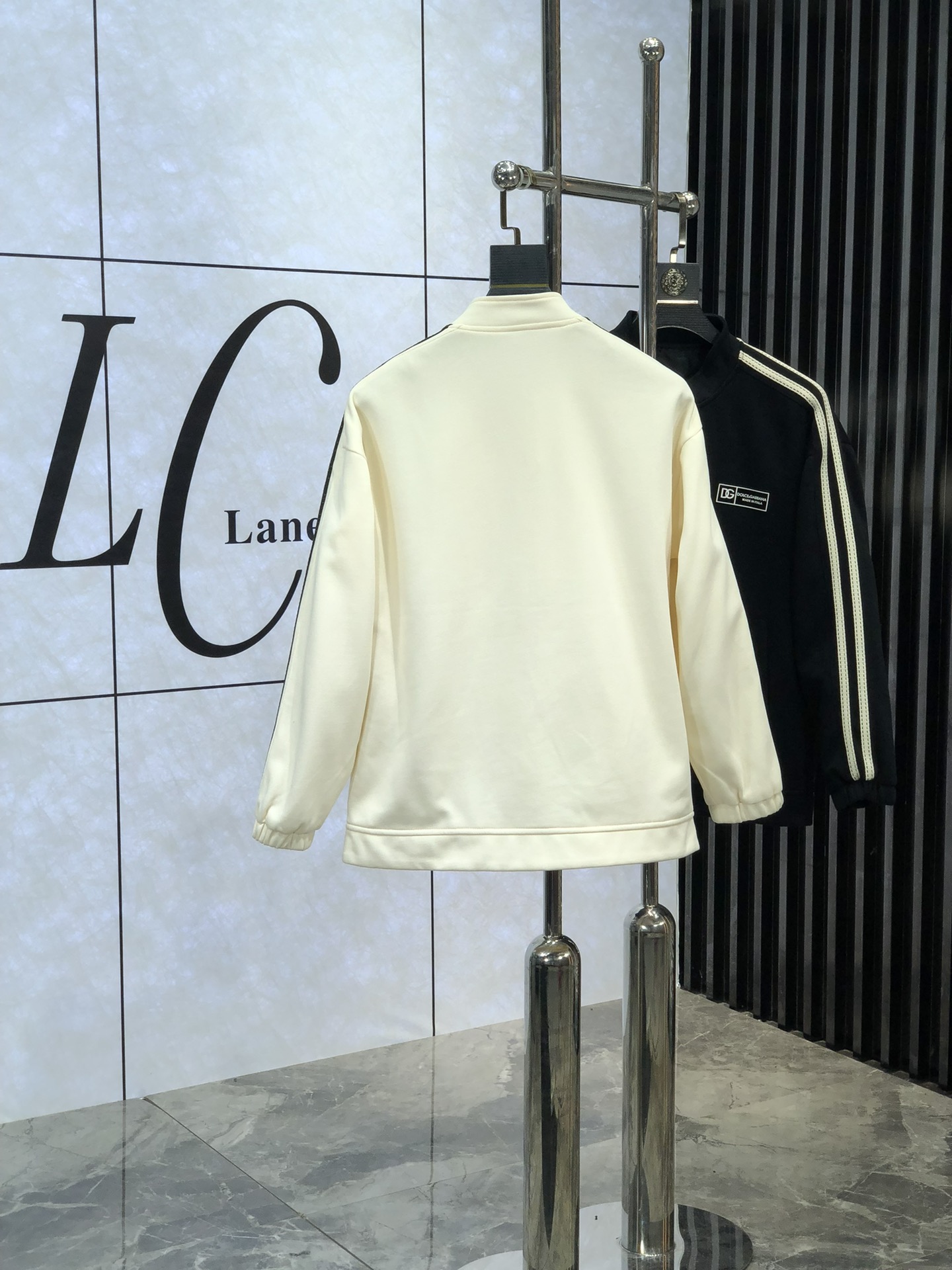 。D&G。新品发售夹克外套，休闲日常穿搭！上身修饰身形、将时装美学和新都市商务休闲概念完美融合，通体将意