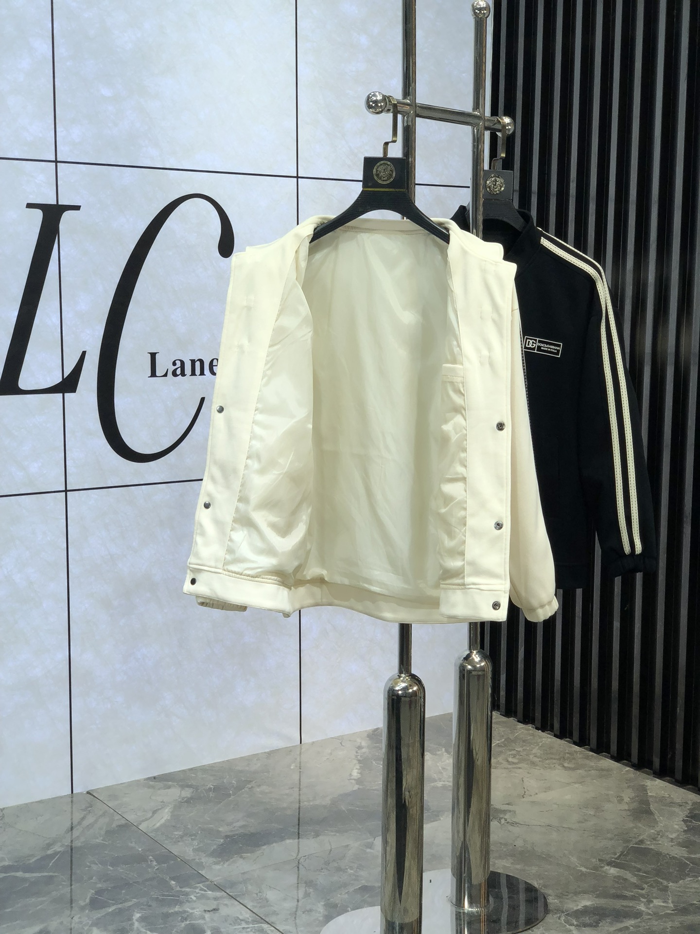 。D&G。新品发售夹克外套，休闲日常穿搭！上身修饰身形、将时装美学和新都市商务休闲概念完美融合，通体将意