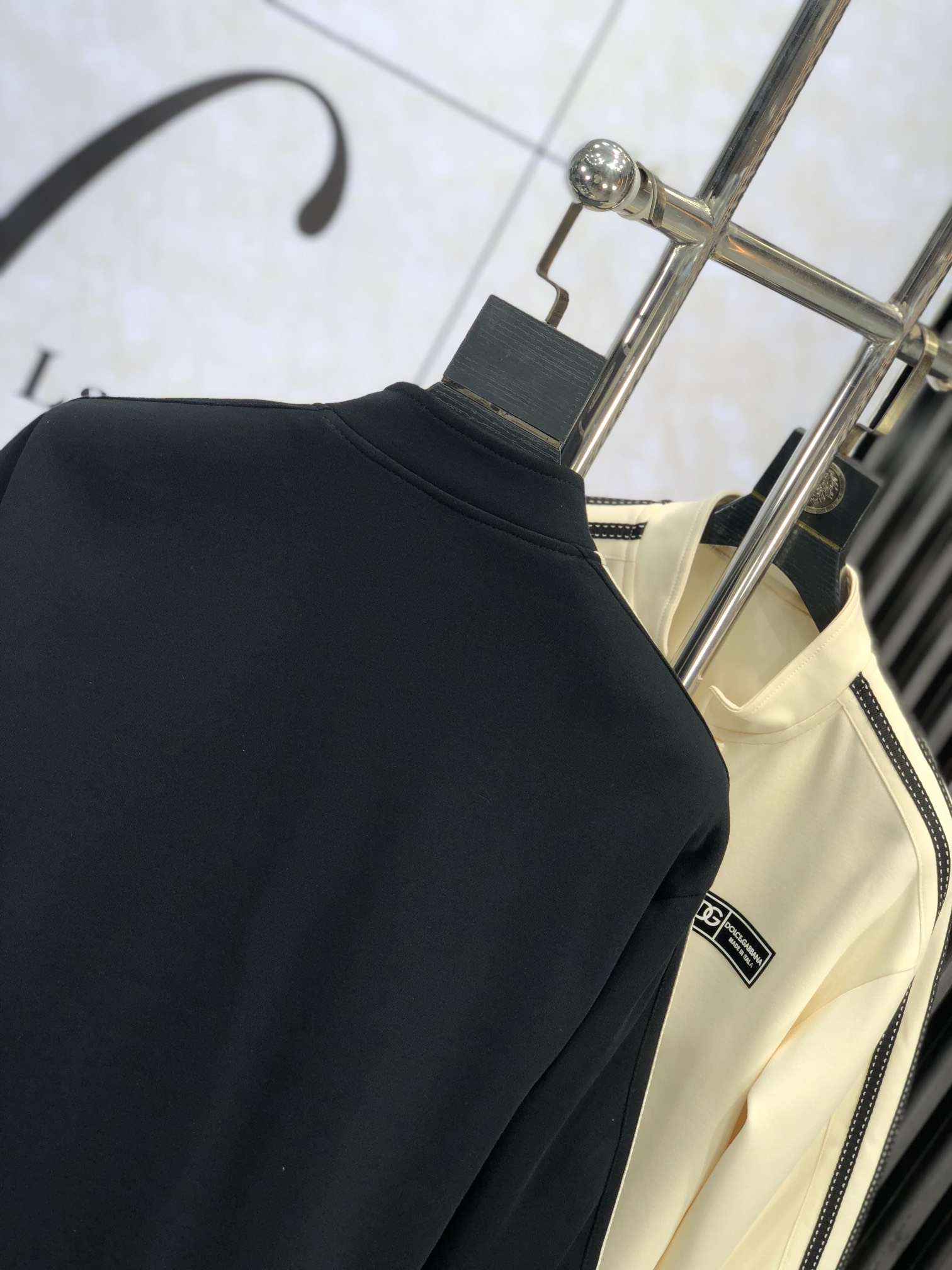 。D&G。新品发售夹克外套，休闲日常穿搭！上身修饰身形、将时装美学和新都市商务休闲概念完美融合，通体将意