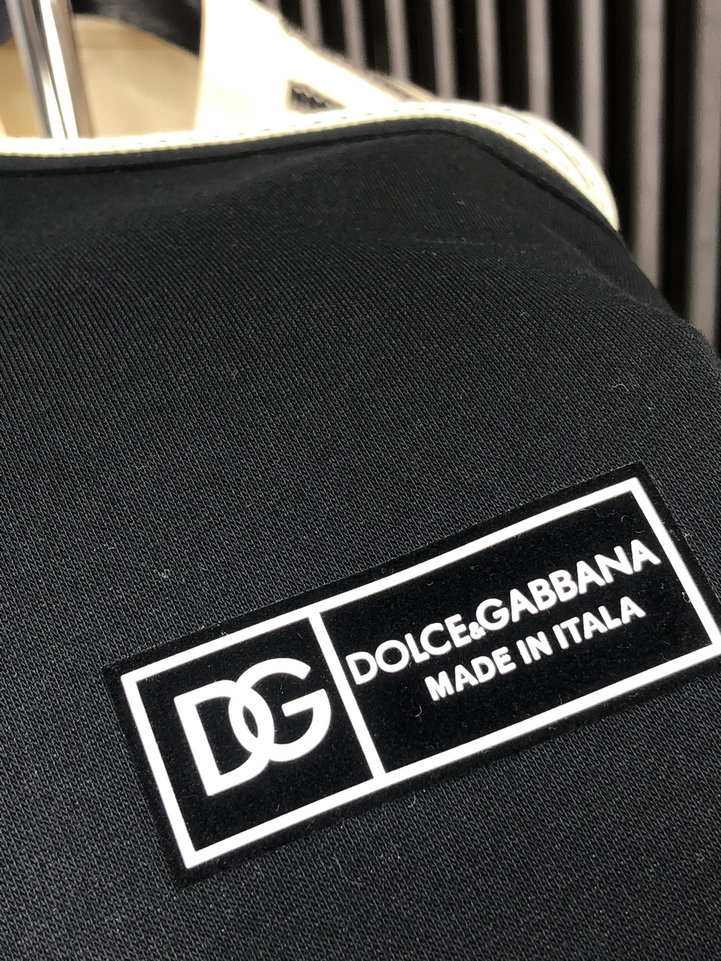。D&G。新品发售夹克外套，休闲日常穿搭！上身修饰身形、将时装美学和新都市商务休闲概念完美融合，通体将意