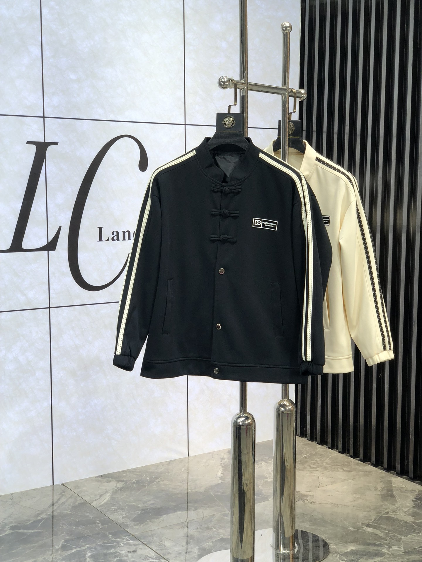 。D&G。新品发售夹克外套，休闲日常穿搭！上身修饰身形、将时装美学和新都市商务休闲概念完美融合，通体将意