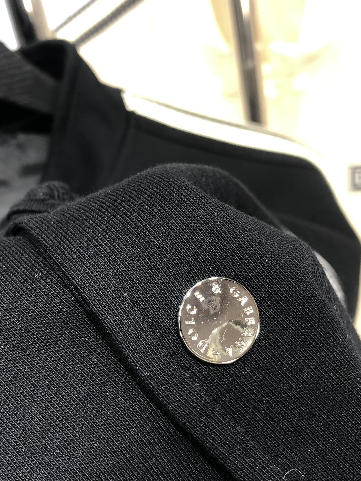 。D&G。新品发售夹克外套，休闲日常穿搭！上身修饰身形、将时装美学和新都市商务休闲概念完美融合，通体将意
