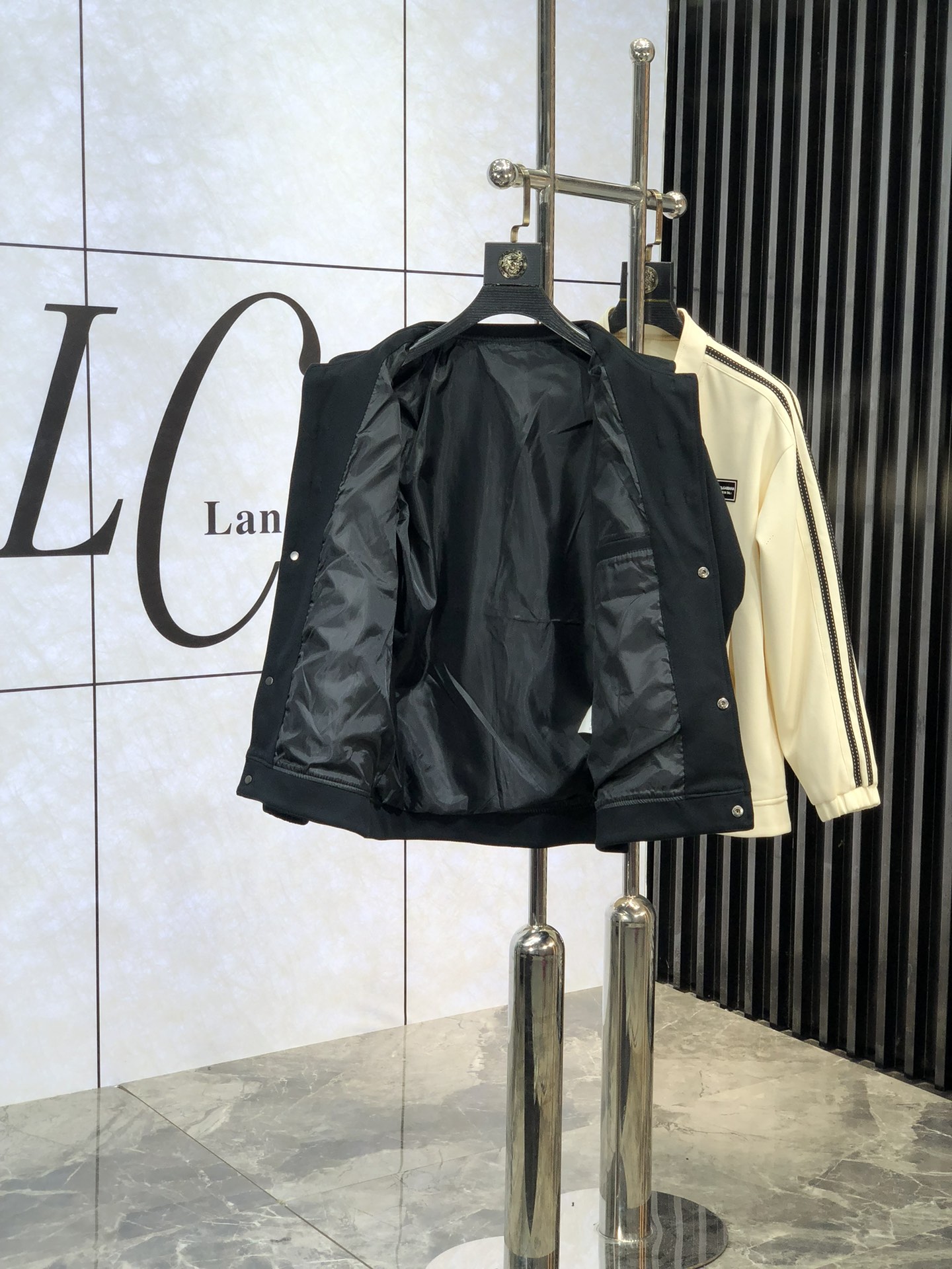 。D&G。新品发售夹克外套，休闲日常穿搭！上身修饰身形、将时装美学和新都市商务休闲概念完美融合，通体将意