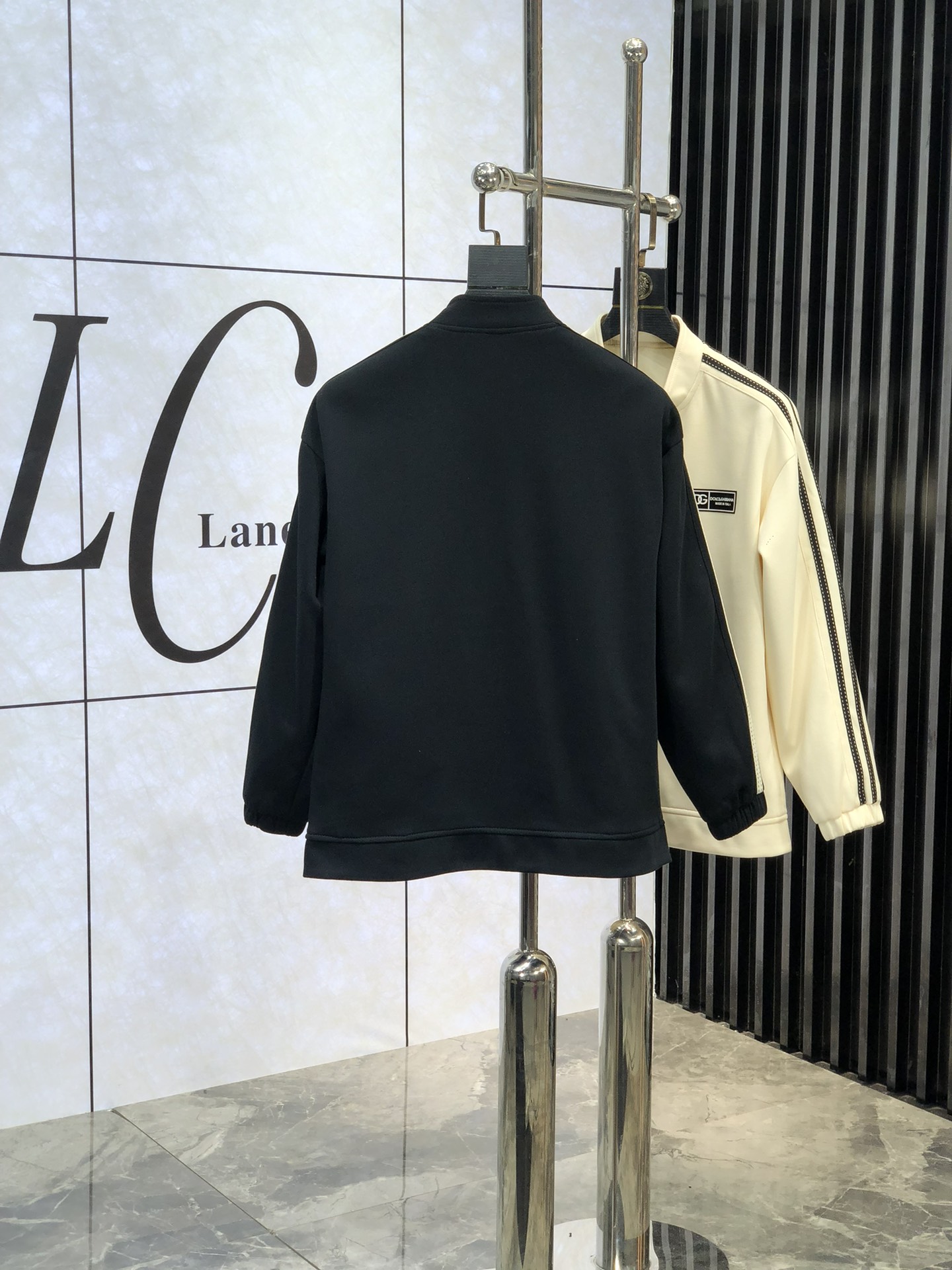 。D&G。新品发售夹克外套，休闲日常穿搭！上身修饰身形、将时装美学和新都市商务休闲概念完美融合，通体将意