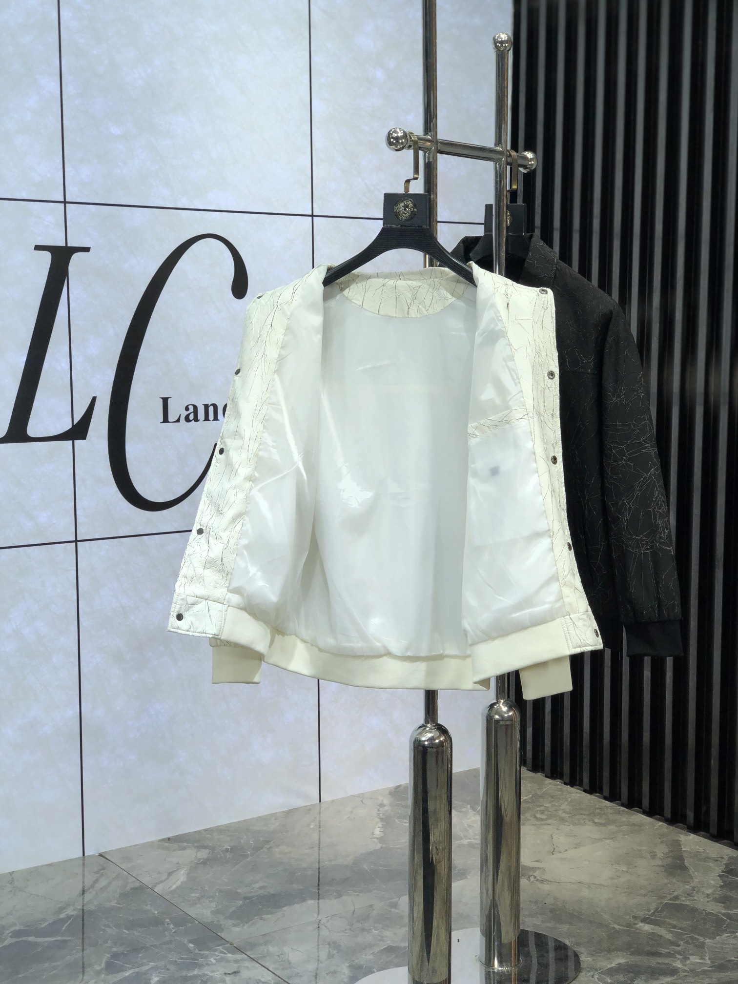 。Dior 。新品发售夹克外套，休闲日常穿搭！上身修饰身形、将时装美学和新都市商务休闲概念完美融合，通体