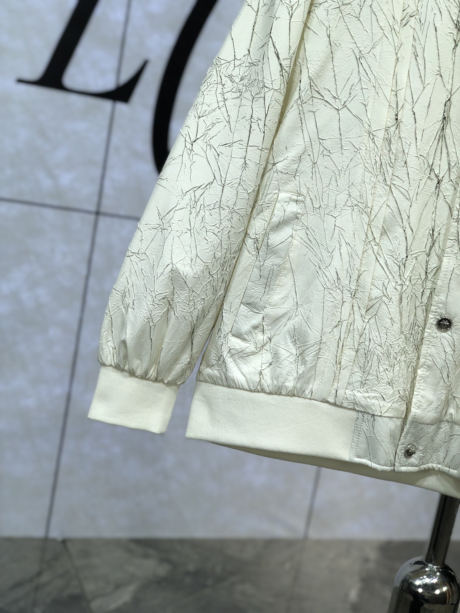 。Dior 。新品发售夹克外套，休闲日常穿搭！上身修饰身形、将时装美学和新都市商务休闲概念完美融合，通体