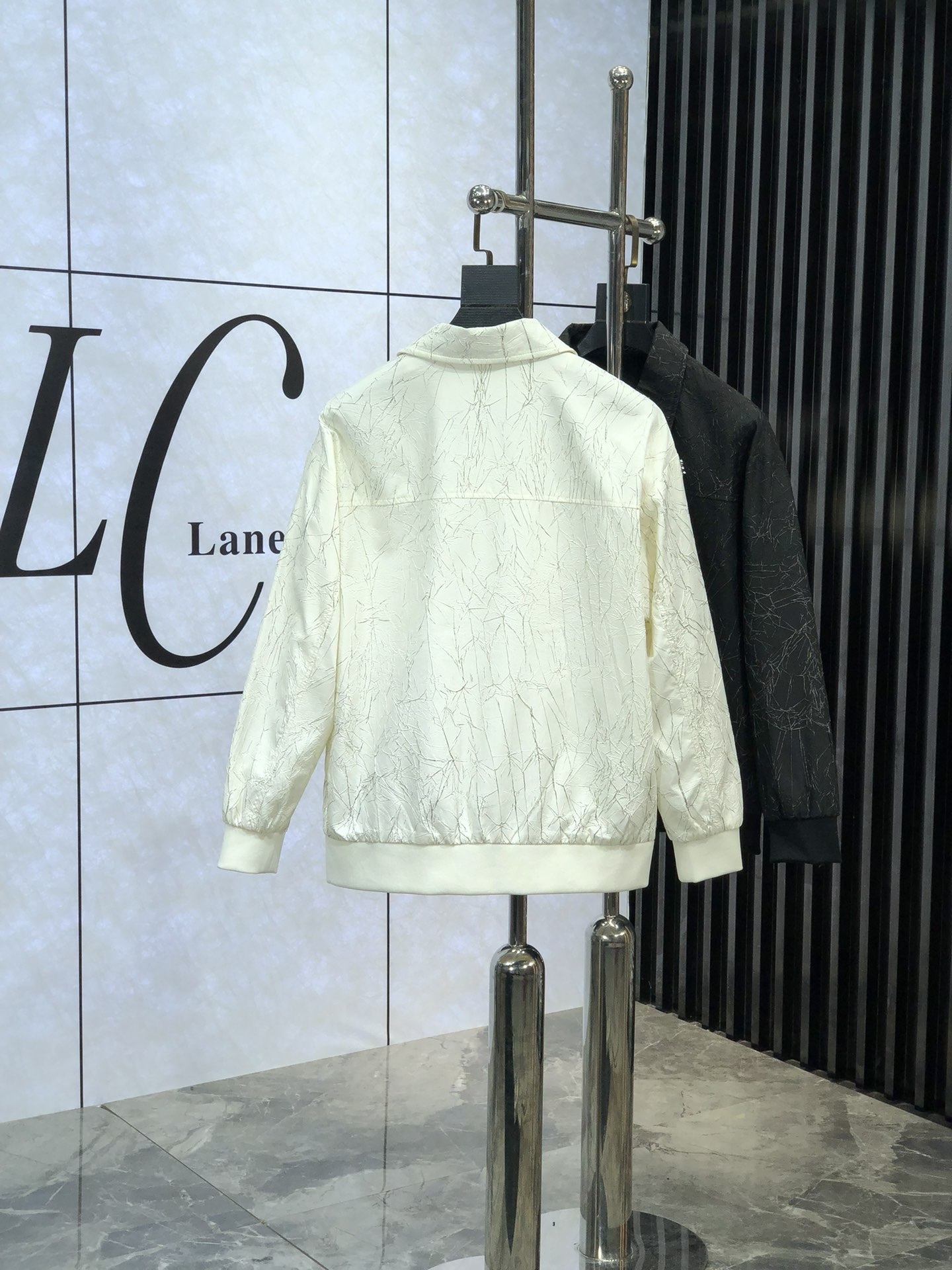 。Dior 。新品发售夹克外套，休闲日常穿搭！上身修饰身形、将时装美学和新都市商务休闲概念完美融合，通体