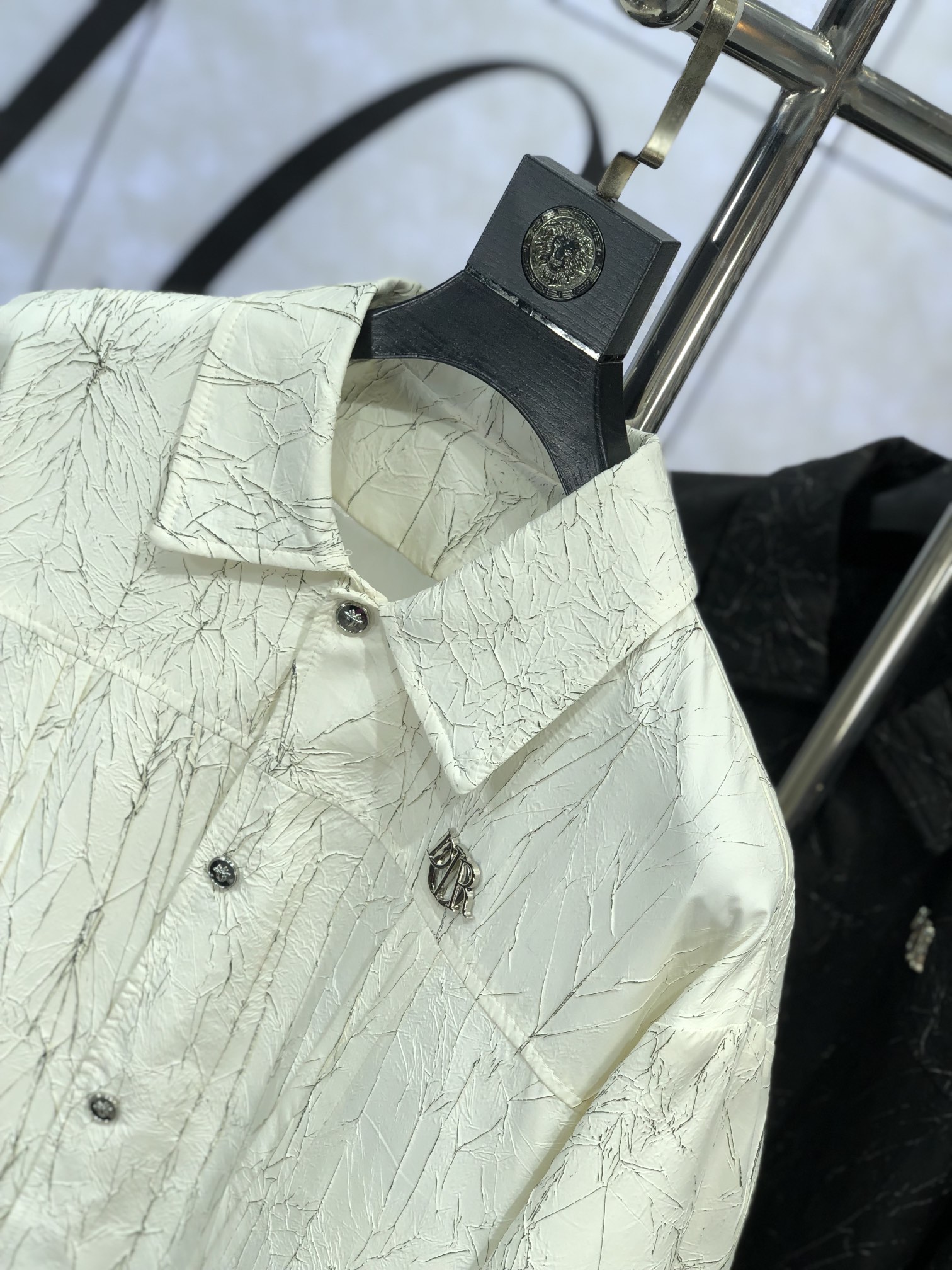 。Dior 。新品发售夹克外套，休闲日常穿搭！上身修饰身形、将时装美学和新都市商务休闲概念完美融合，通体