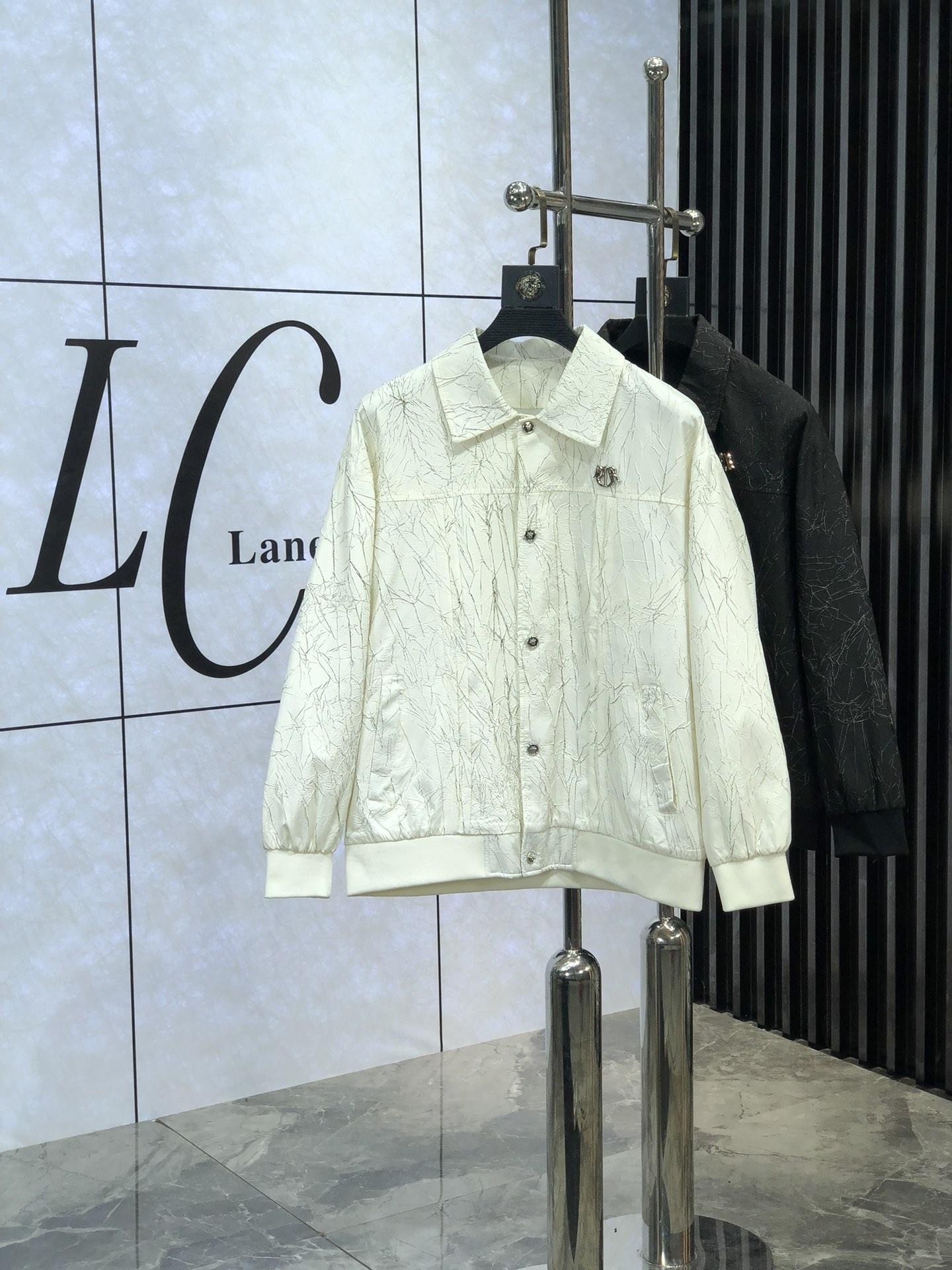 。Dior 。新品发售夹克外套，休闲日常穿搭！上身修饰身形、将时装美学和新都市商务休闲概念完美融合，通体