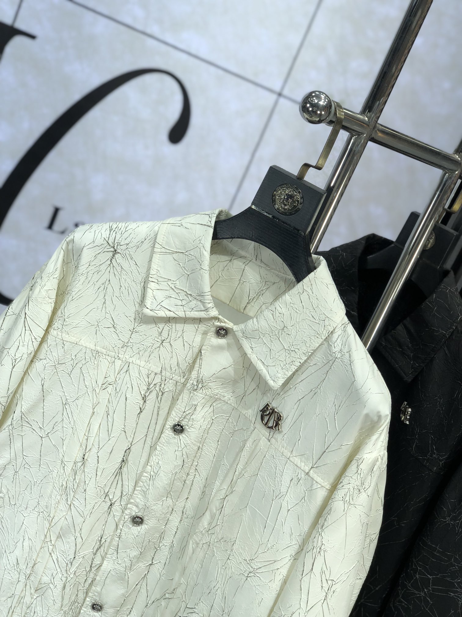 。Dior 。新品发售夹克外套，休闲日常穿搭！上身修饰身形、将时装美学和新都市商务休闲概念完美融合，通体