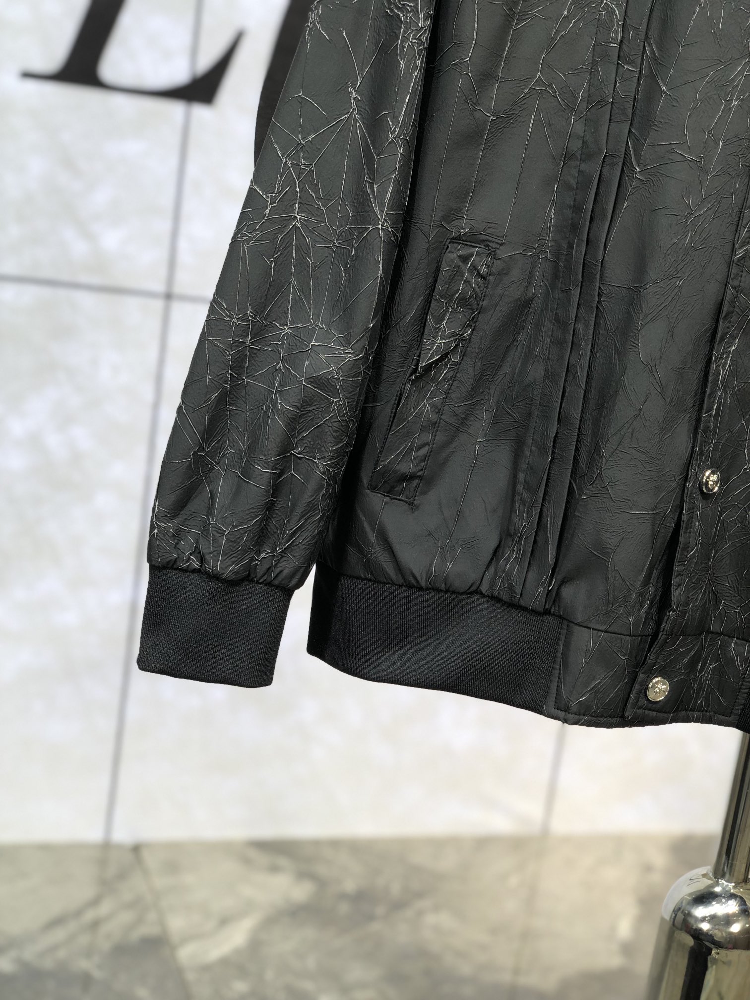 。Dior。新品发售夹克外套，休闲日常穿搭！上身修饰身形、将时装美学和新都市商务休闲概念完美融合，通体将