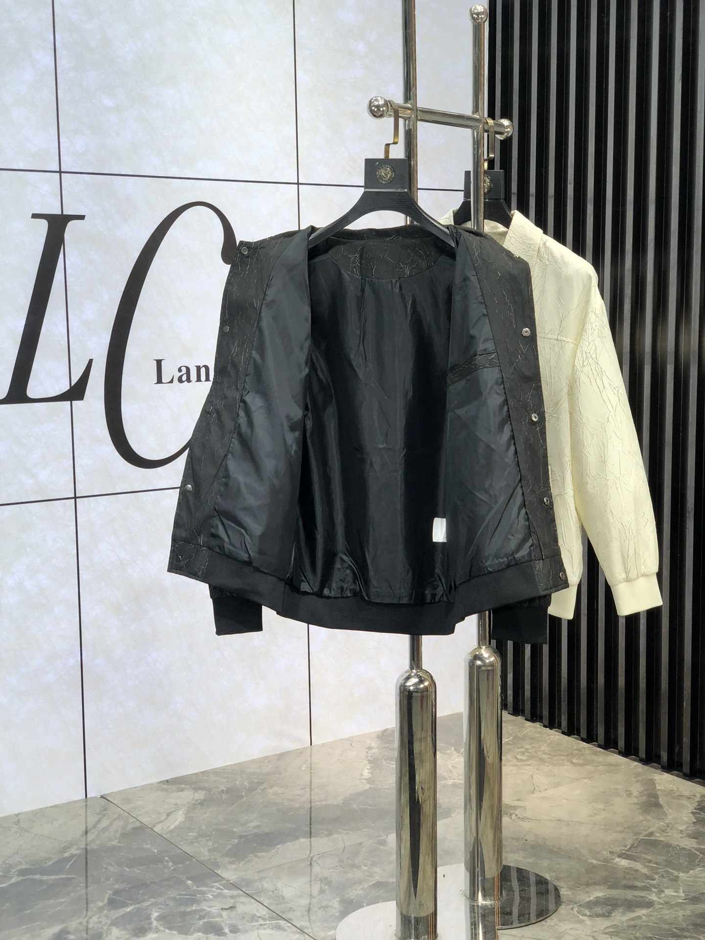 。Dior。新品发售夹克外套，休闲日常穿搭！上身修饰身形、将时装美学和新都市商务休闲概念完美融合，通体将
