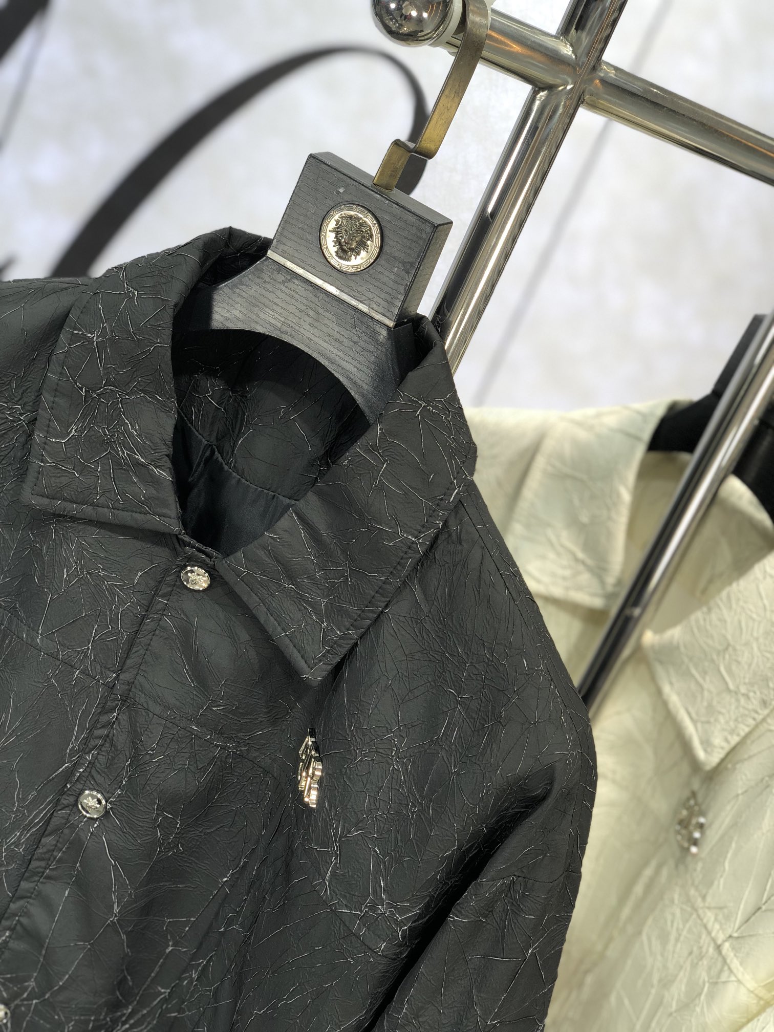 。Dior。新品发售夹克外套，休闲日常穿搭！上身修饰身形、将时装美学和新都市商务休闲概念完美融合，通体将