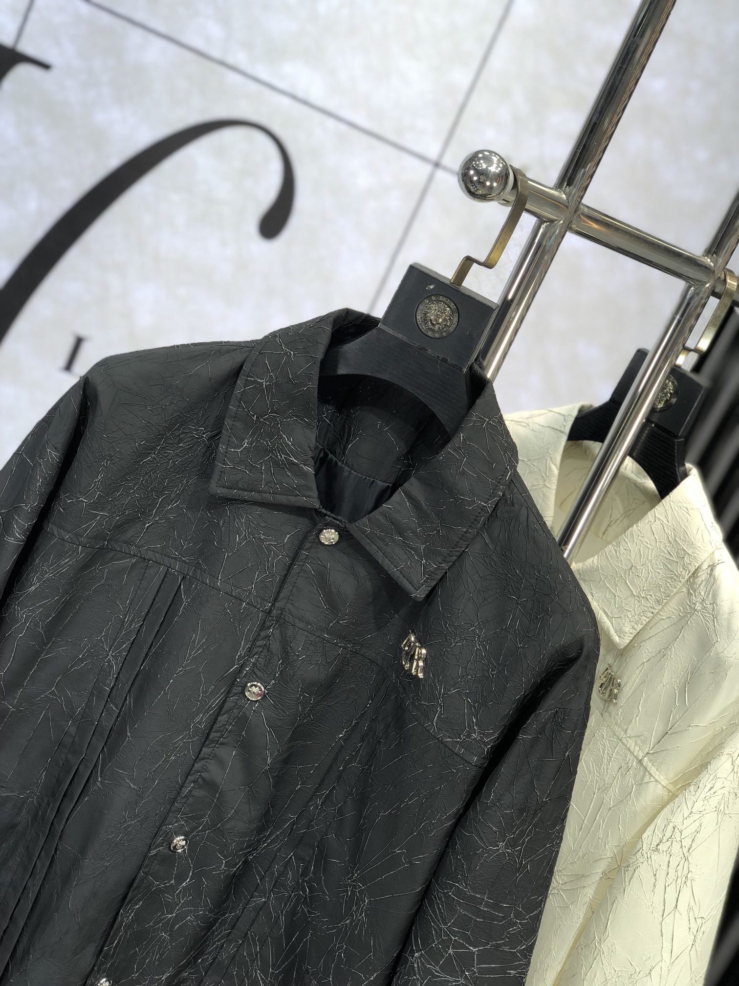。Dior。新品发售夹克外套，休闲日常穿搭！上身修饰身形、将时装美学和新都市商务休闲概念完美融合，通体将