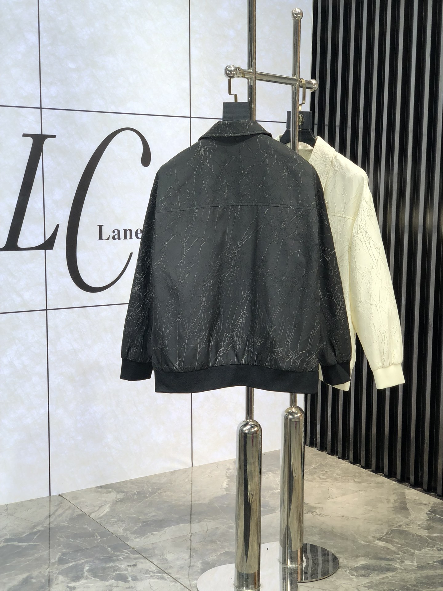 。Dior。新品发售夹克外套，休闲日常穿搭！上身修饰身形、将时装美学和新都市商务休闲概念完美融合，通体将