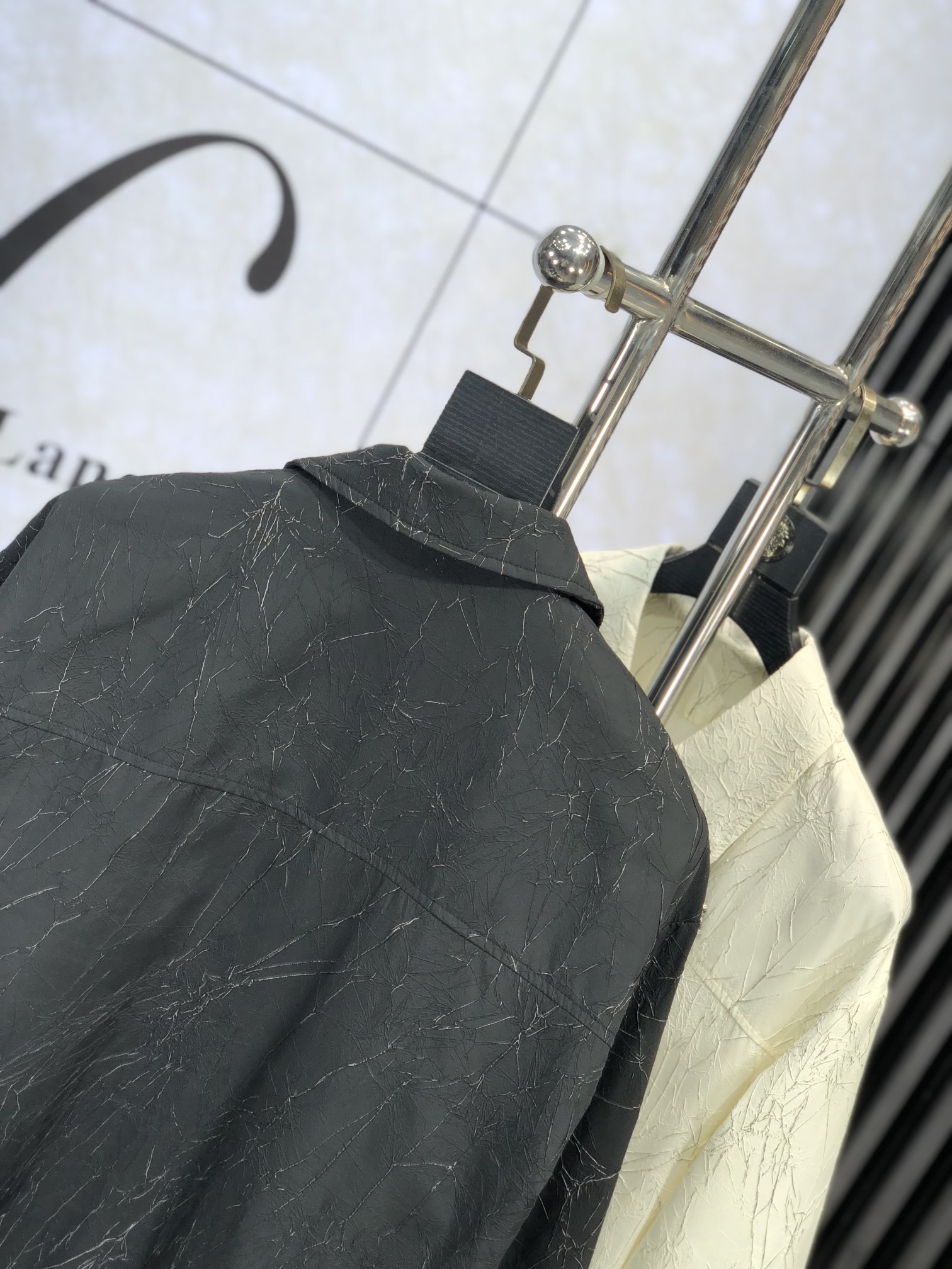 。Dior。新品发售夹克外套，休闲日常穿搭！上身修饰身形、将时装美学和新都市商务休闲概念完美融合，通体将