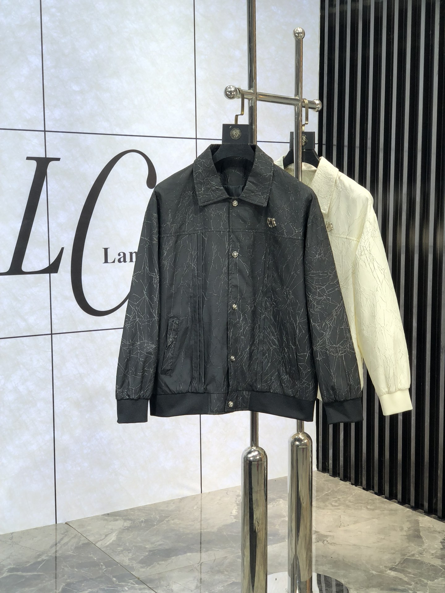 。Dior。新品发售夹克外套，休闲日常穿搭！上身修饰身形、将时装美学和新都市商务休闲概念完美融合，通体将