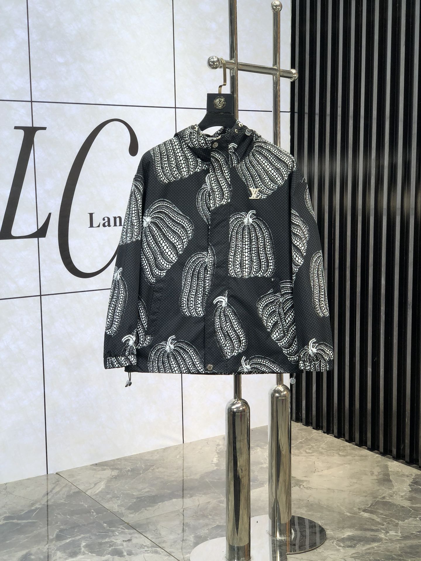 。Lv。新品发售夹克外套，休闲日常穿搭！上身修饰身形、将时装美学和新都市商务休闲概念完美融合，通体将意式