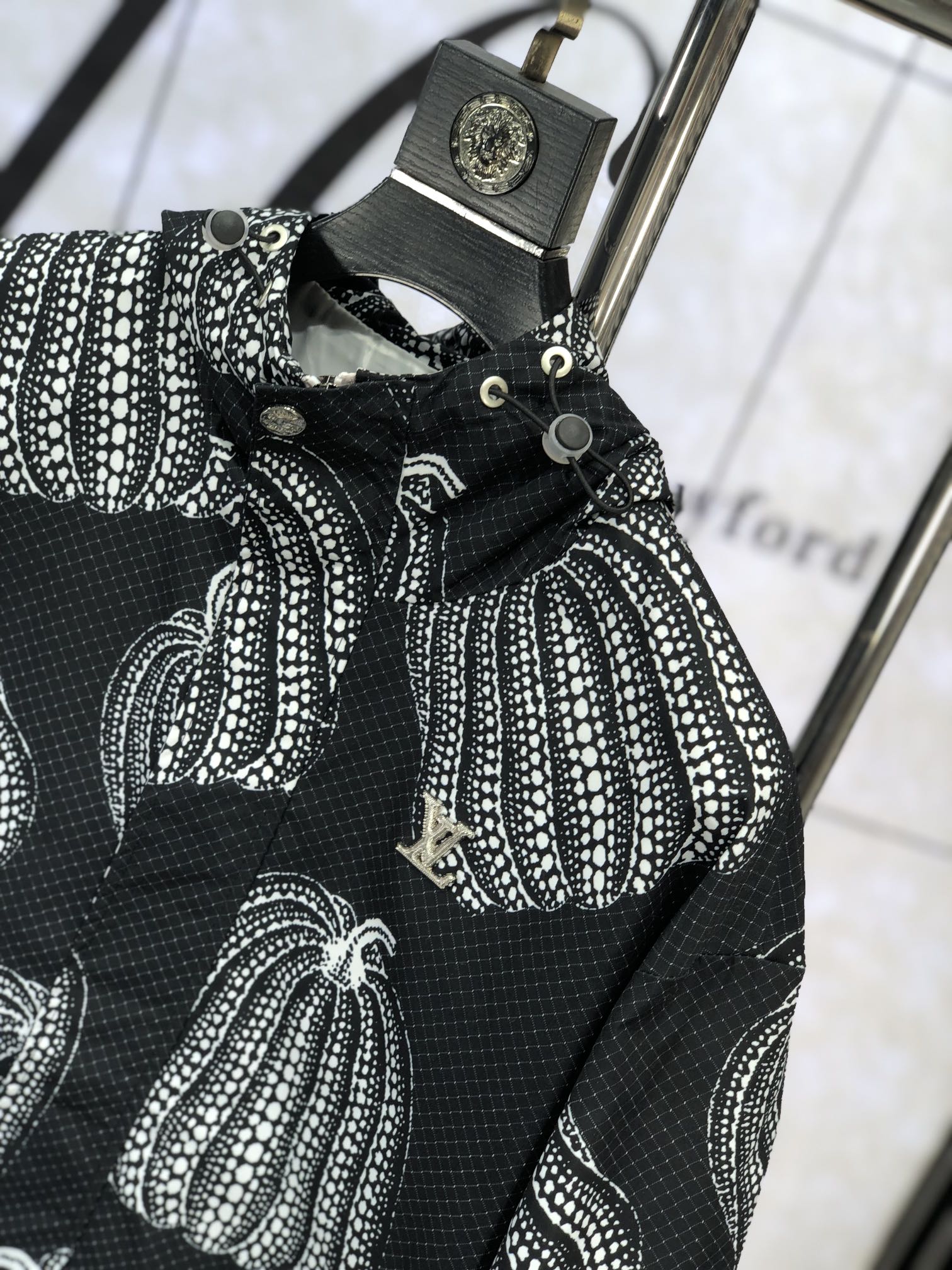 。Lv。新品发售夹克外套，休闲日常穿搭！上身修饰身形、将时装美学和新都市商务休闲概念完美融合，通体将意式