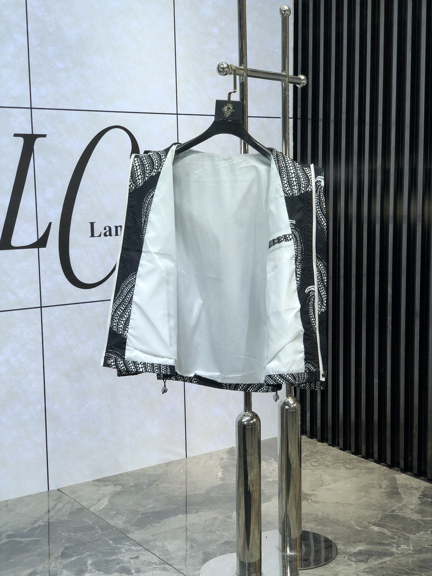 。Lv。新品发售夹克外套，休闲日常穿搭！上身修饰身形、将时装美学和新都市商务休闲概念完美融合，通体将意式