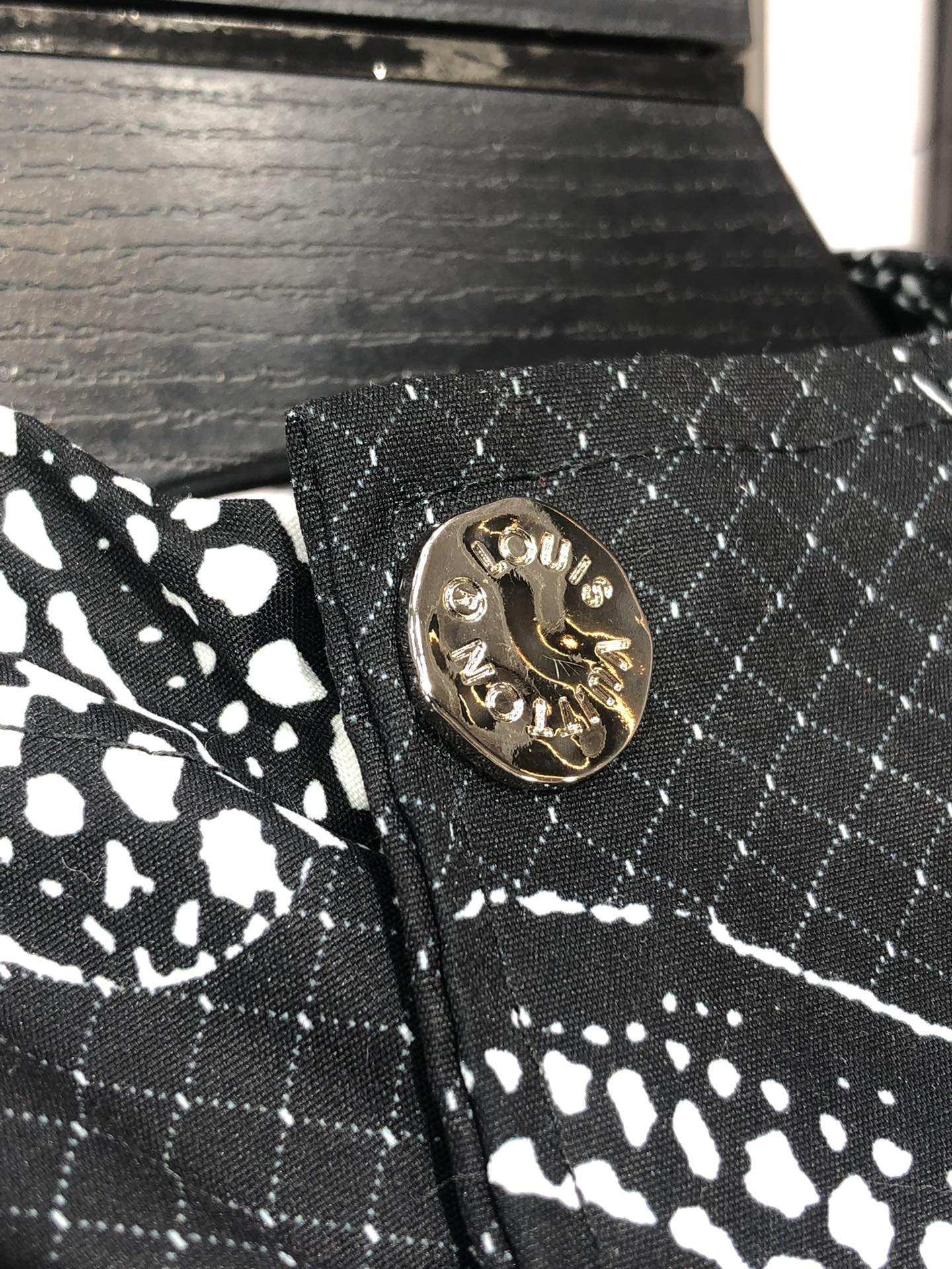 。Lv。新品发售夹克外套，休闲日常穿搭！上身修饰身形、将时装美学和新都市商务休闲概念完美融合，通体将意式