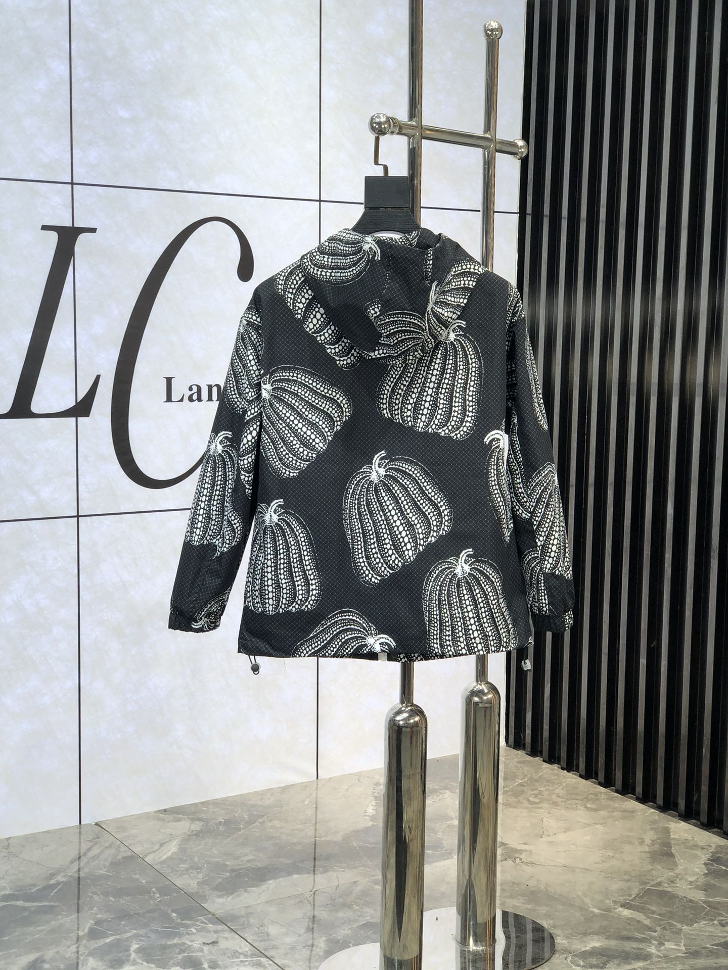 。Lv。新品发售夹克外套，休闲日常穿搭！上身修饰身形、将时装美学和新都市商务休闲概念完美融合，通体将意式