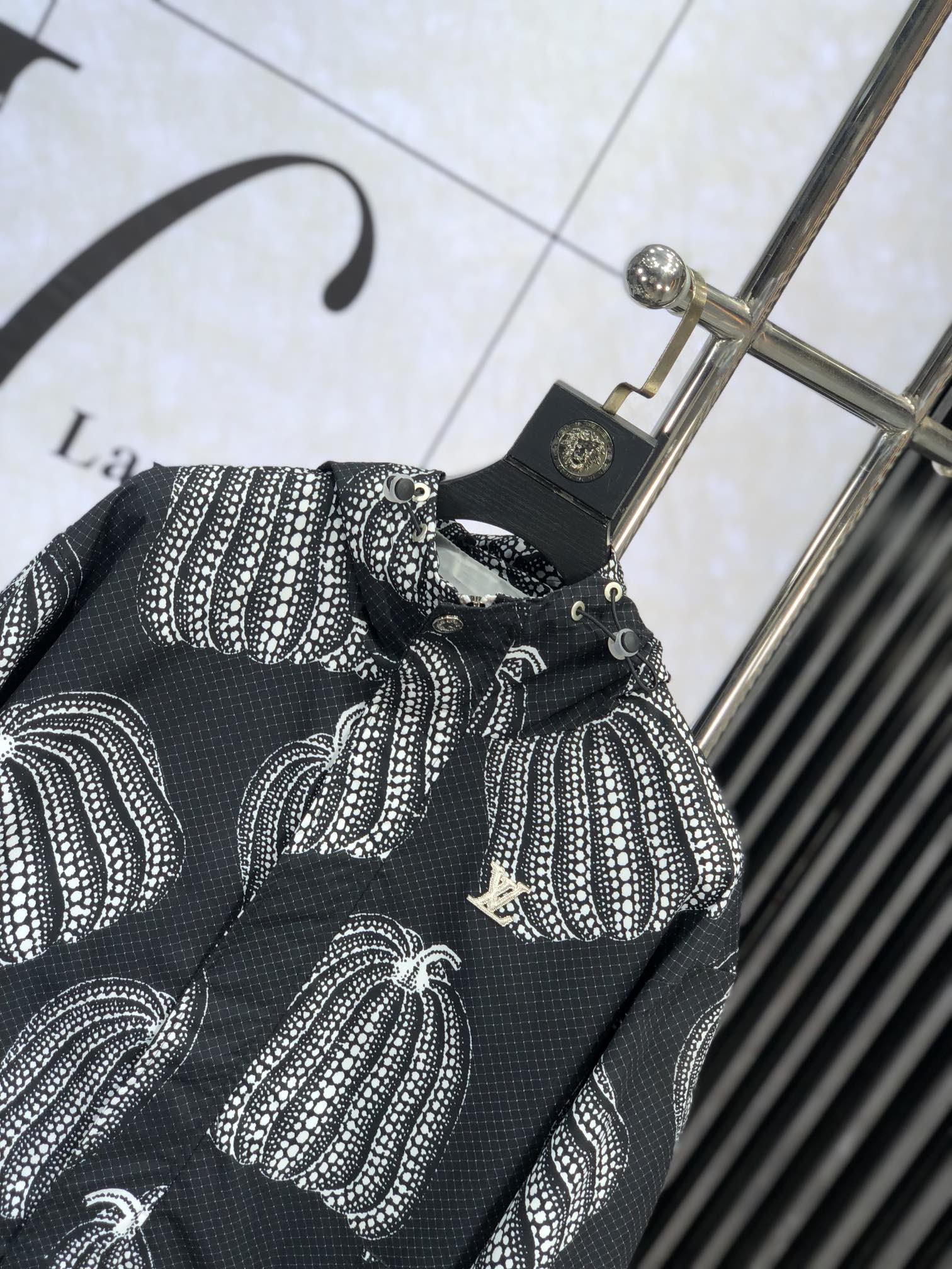 。Lv。新品发售夹克外套，休闲日常穿搭！上身修饰身形、将时装美学和新都市商务休闲概念完美融合，通体将意式