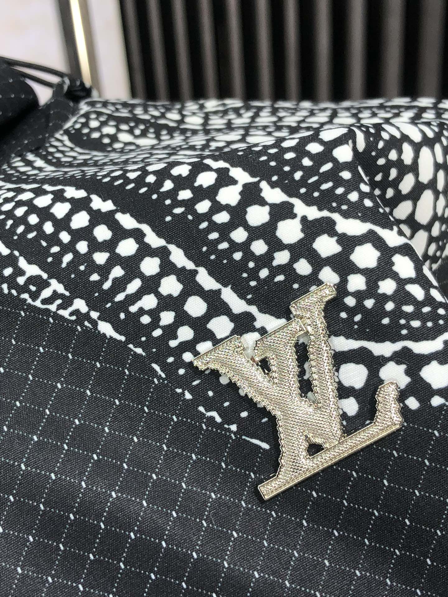 。Lv。新品发售夹克外套，休闲日常穿搭！上身修饰身形、将时装美学和新都市商务休闲概念完美融合，通体将意式