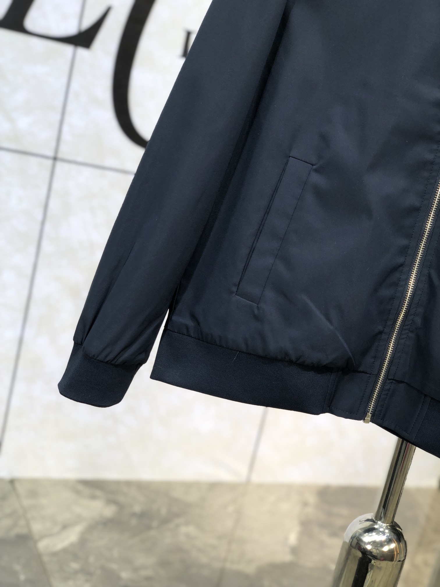 。TB。新品发售夹克外套，休闲日常穿搭！上身修饰身形、将时装美学和新都市商务休闲概念完美融合，通体将意式