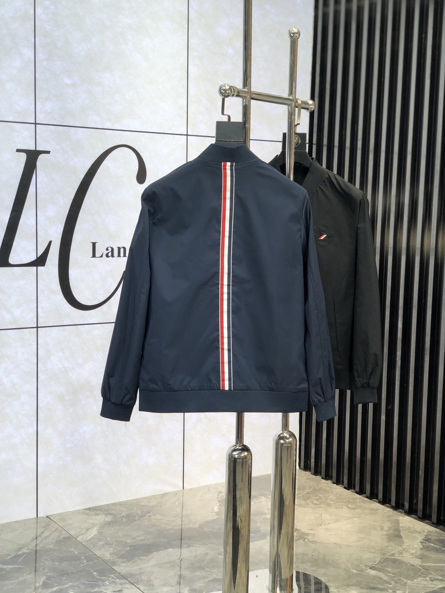 。TB。新品发售夹克外套，休闲日常穿搭！上身修饰身形、将时装美学和新都市商务休闲概念完美融合，通体将意式