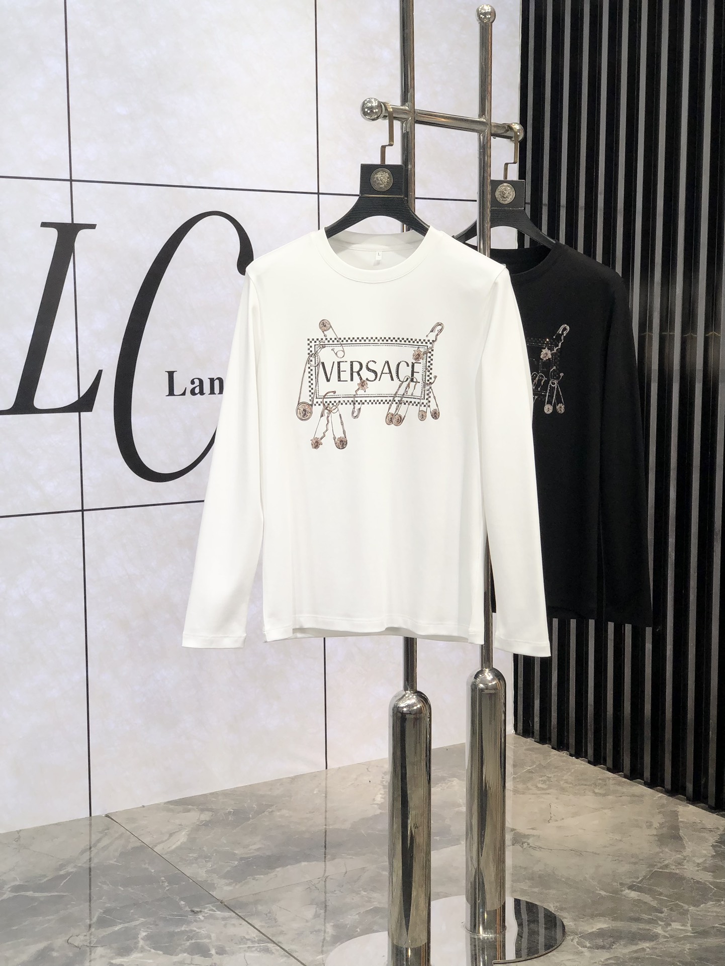 NO:119884,Versace. Wear 200 kilograms. High-end quality. 25SS early spring new base sweatshirt. It uses jade silk cotton. 1f quality. It has moderate thickness and elasticity. High comfort. Washing and wearable. Autumn items. Good winter base products. Be sure to use two pieces for backup. Special recommendations from relatives and friends. Gifts are also the best choice!  Count.m-5xL.L wears 175/130 catties, versace, hoodie, sweatshirts, alexander wang19860909..范思哲.穿200斤.高端品质 25SS早春新品打底卫衣 采用玉蚕丝棉 1f质量杠杠的 厚度弹性适中 舒适性高 耐洗耐穿 秋季单品 冬季打底佳品 务必人手两件备用 亲戚好友特别推荐款 送礼也是最佳选择！ 码数.m-5xL.L穿175/130斤,,versace,hoodie,sweatshirts,alexander wang,Men's clothing