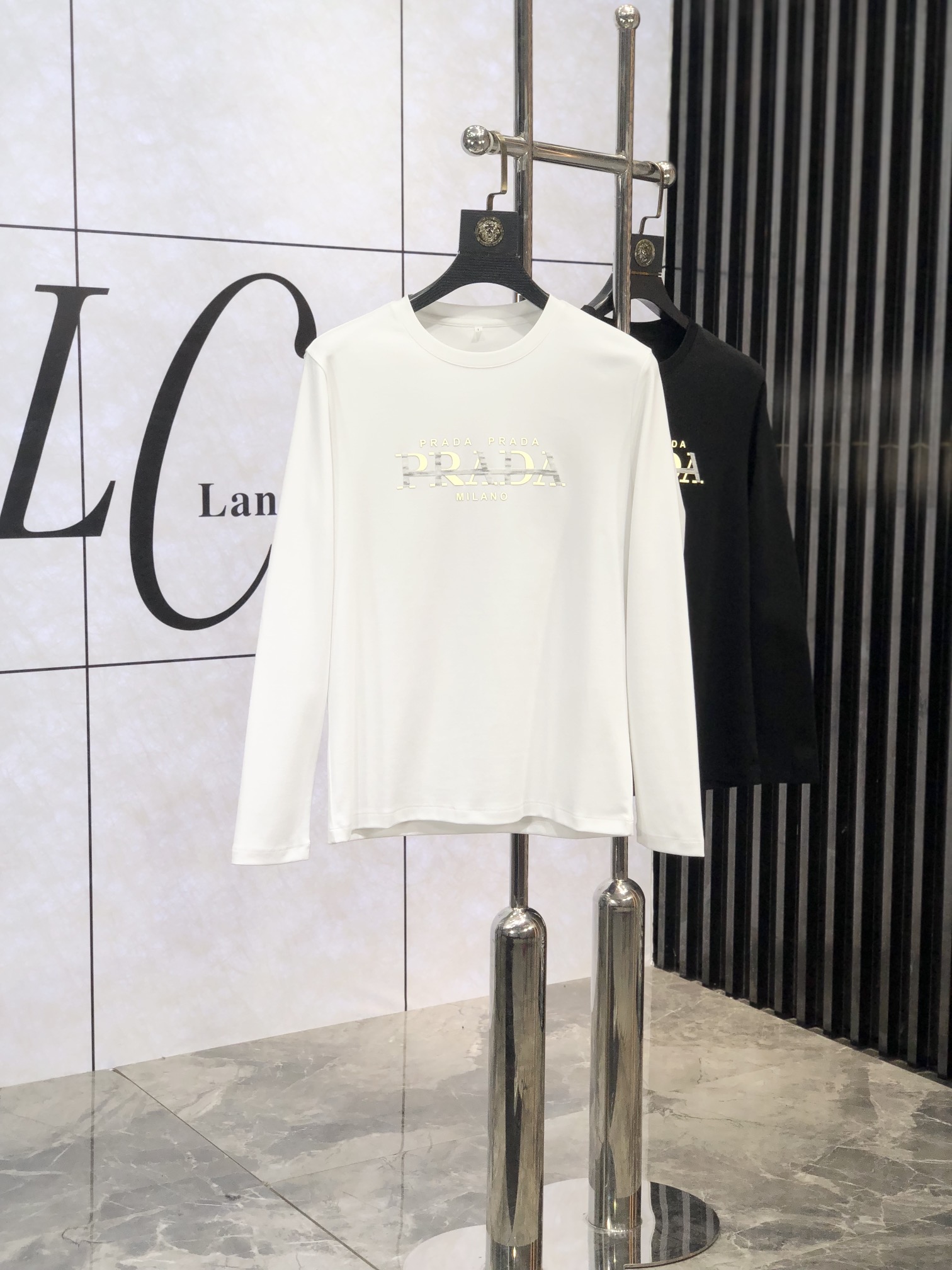 NO:119887,..Prada. Wear 200 kilograms. High-end quality. 25SS early spring new base sweatshirt. It uses jade silk cotton. 1f quality. It has moderate thickness and elasticity. High comfort. Wash and wear-resistant. Autumn items. Winter base products. Be sure to have two pieces for spare. Special recommendations from relatives and friends. Gifts are also the best choice!  Count.m-5xL.L wears 175/130 catties, prada, hoodie, sweatshirts, alexander wang19860909..普拉达.穿200斤.高端品质 25SS早春新品打底卫衣 采用玉蚕丝棉 1f质量杠杠的 厚度弹性适中 舒适性高 耐洗耐穿 秋季单品 冬季打底佳品 务必人手两件备用 亲戚好友特别推荐款 送礼也是最佳选择！ 码数.m-5xL.L穿175/130斤,,prada,hoodie,sweatshirts,alexander wang,Men's clothing